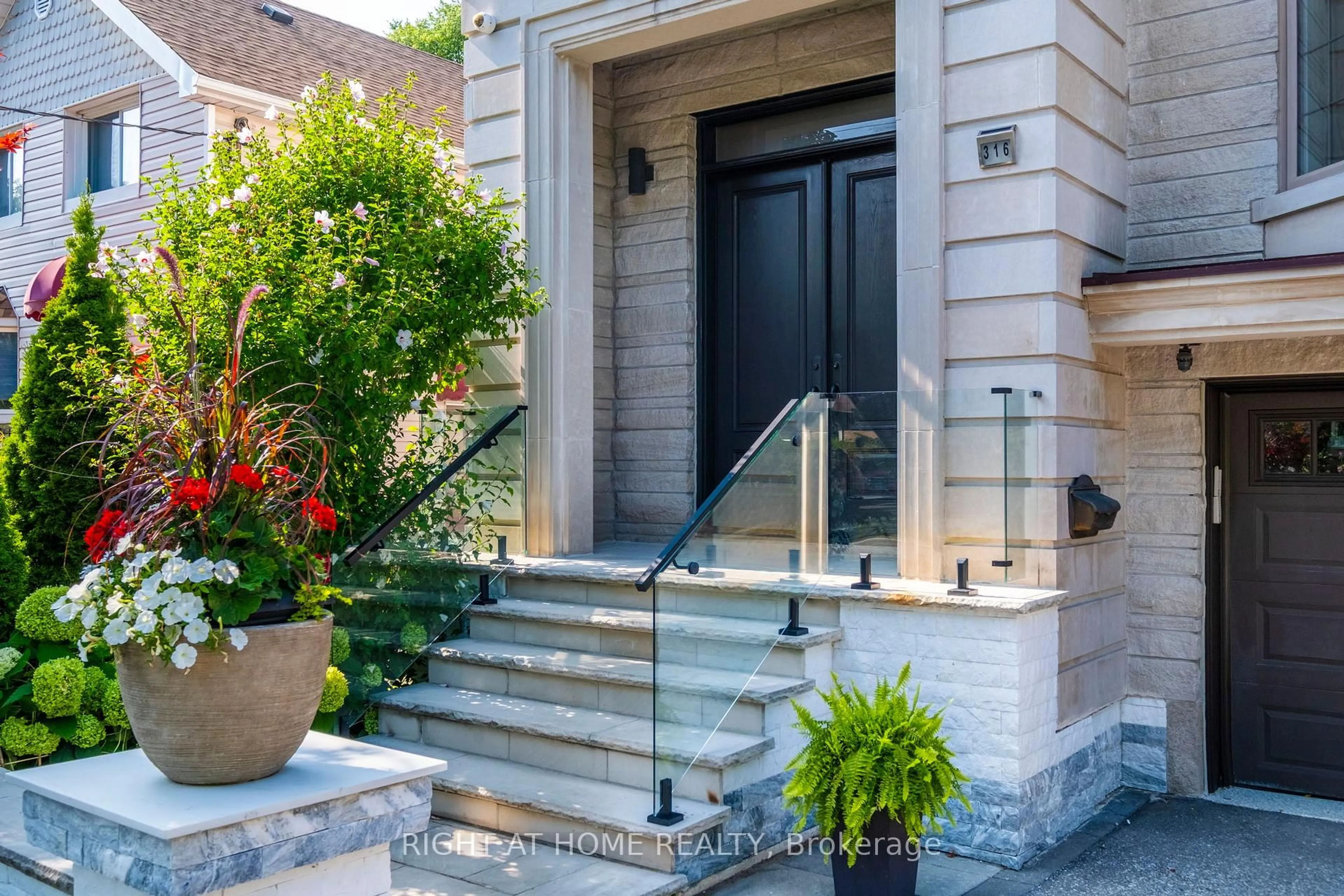 Indoor entryway for 316 Churchill Ave, Toronto Ontario M2R 1E7