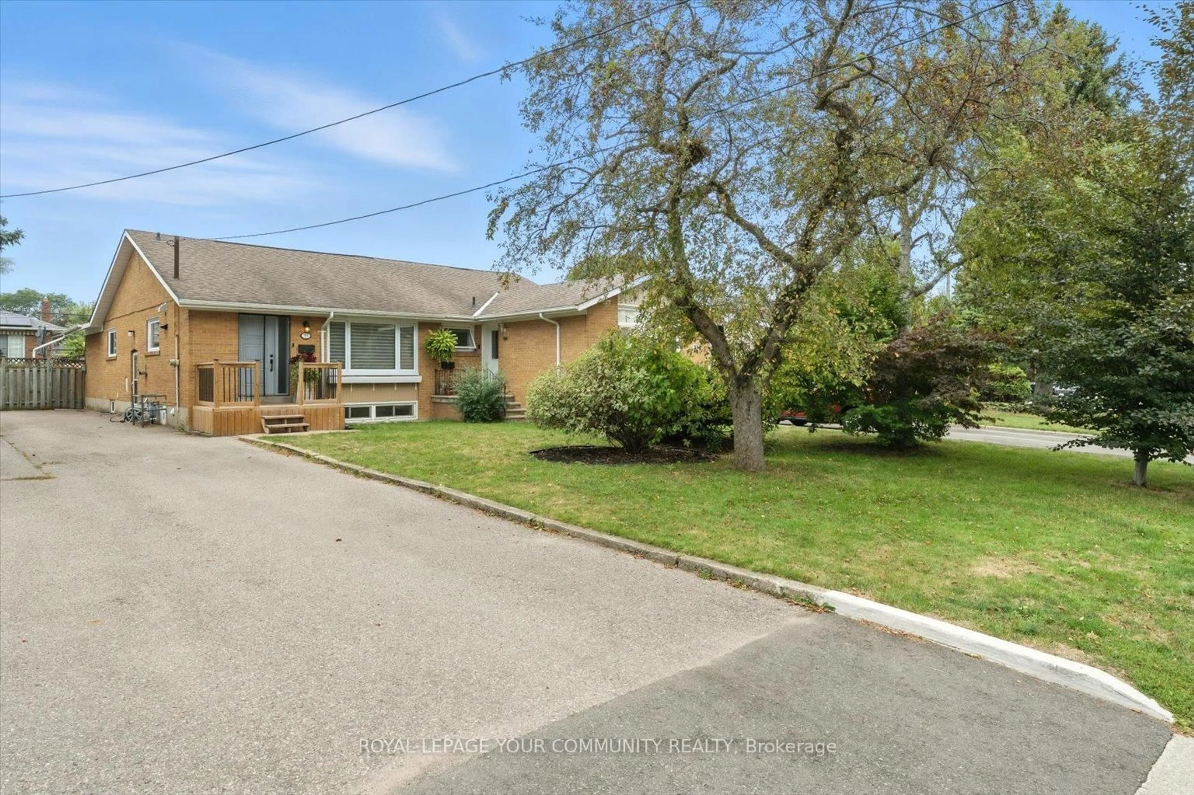 A pic from outside/outdoor area/front of a property/back of a property/a pic from drone, street for 33 Murellen Cres, Toronto Ontario M4A 2K6