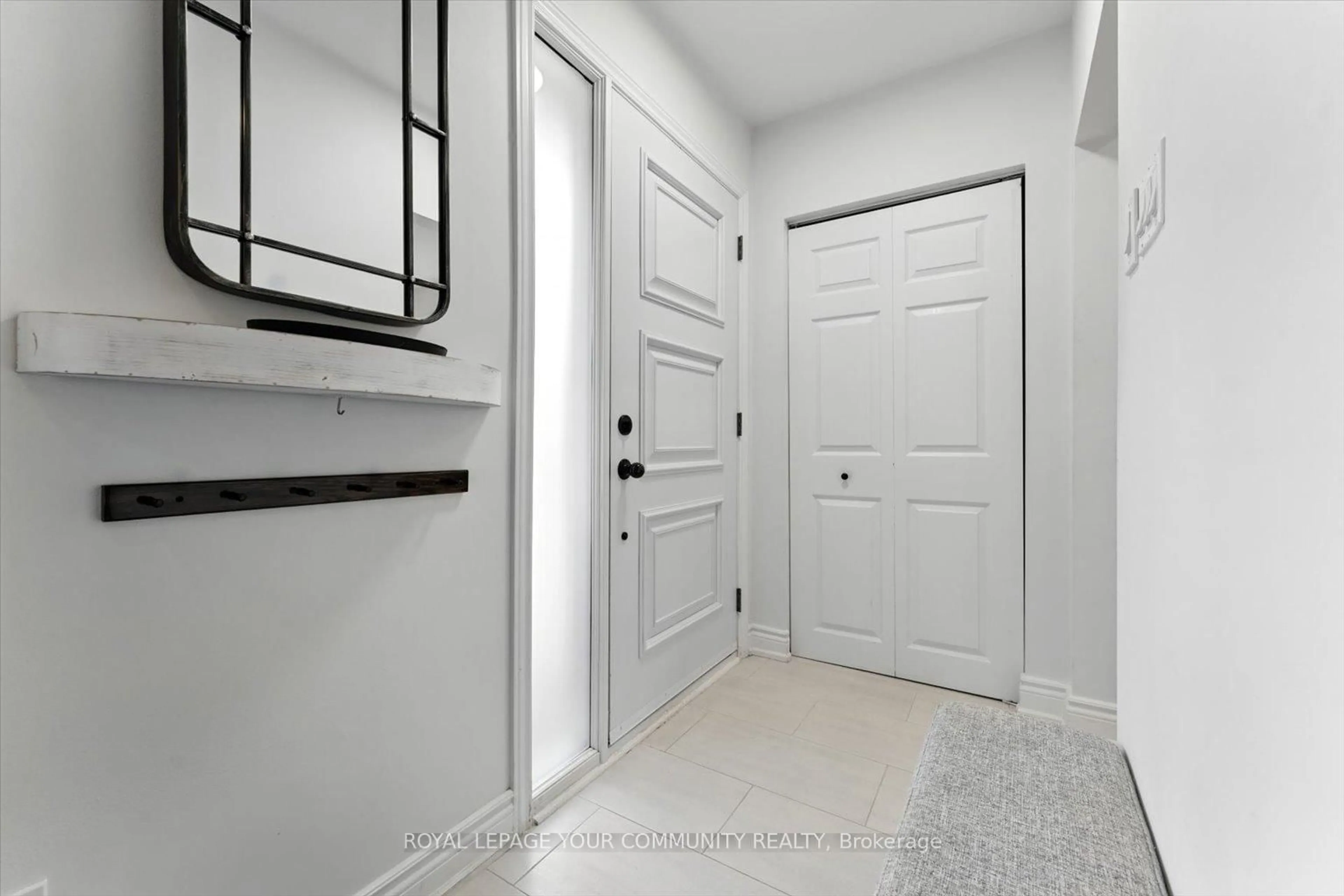 Indoor entryway for 33 Murellen Cres, Toronto Ontario M4A 2K6