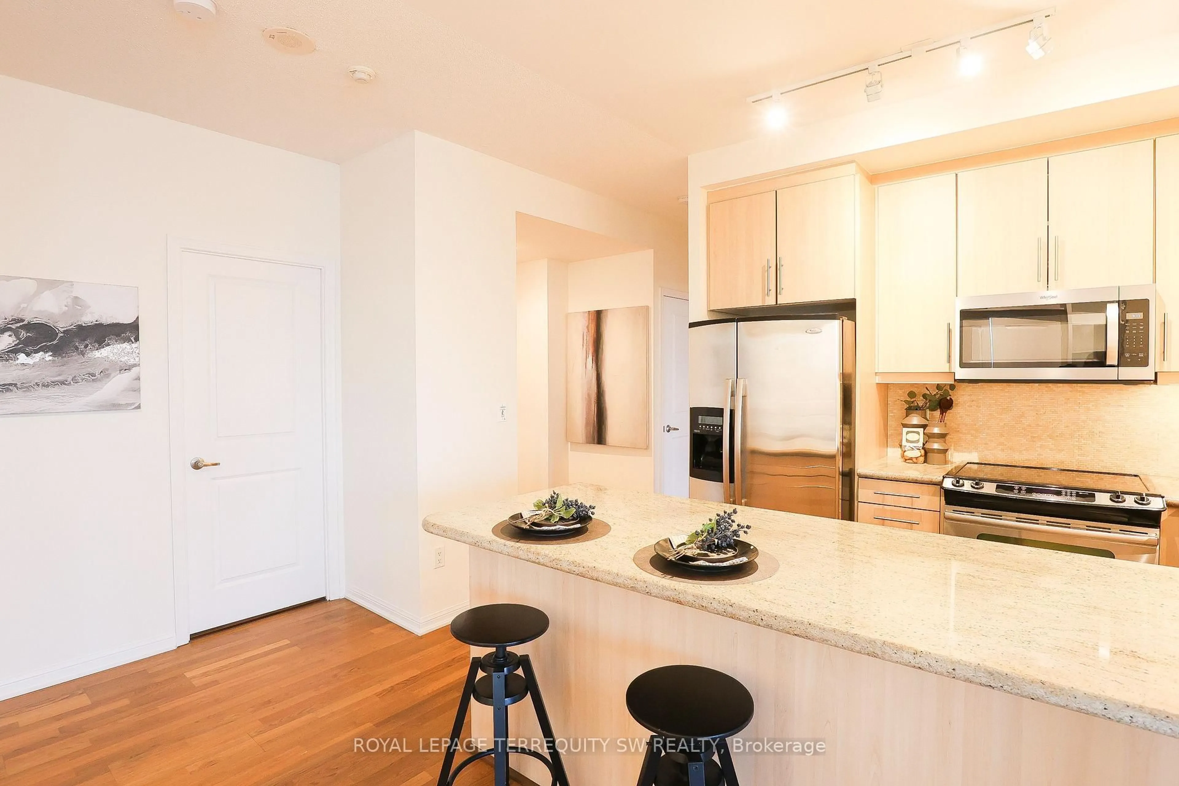 Open concept kitchen, wood/laminate floor for 628 Fleet St #2806, Toronto Ontario M5V 1A8