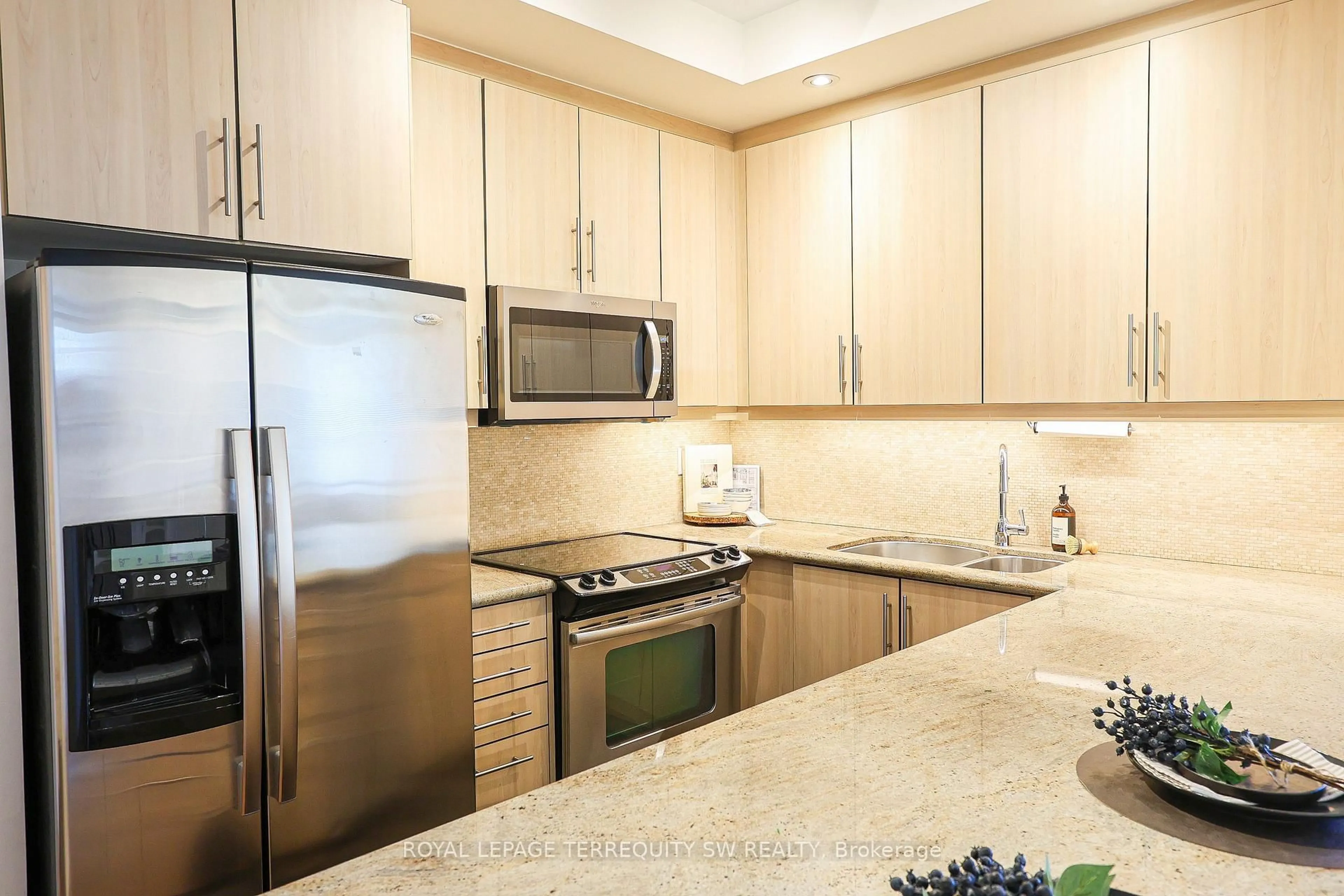 Standard kitchen, unknown for 628 Fleet St #2806, Toronto Ontario M5V 1A8