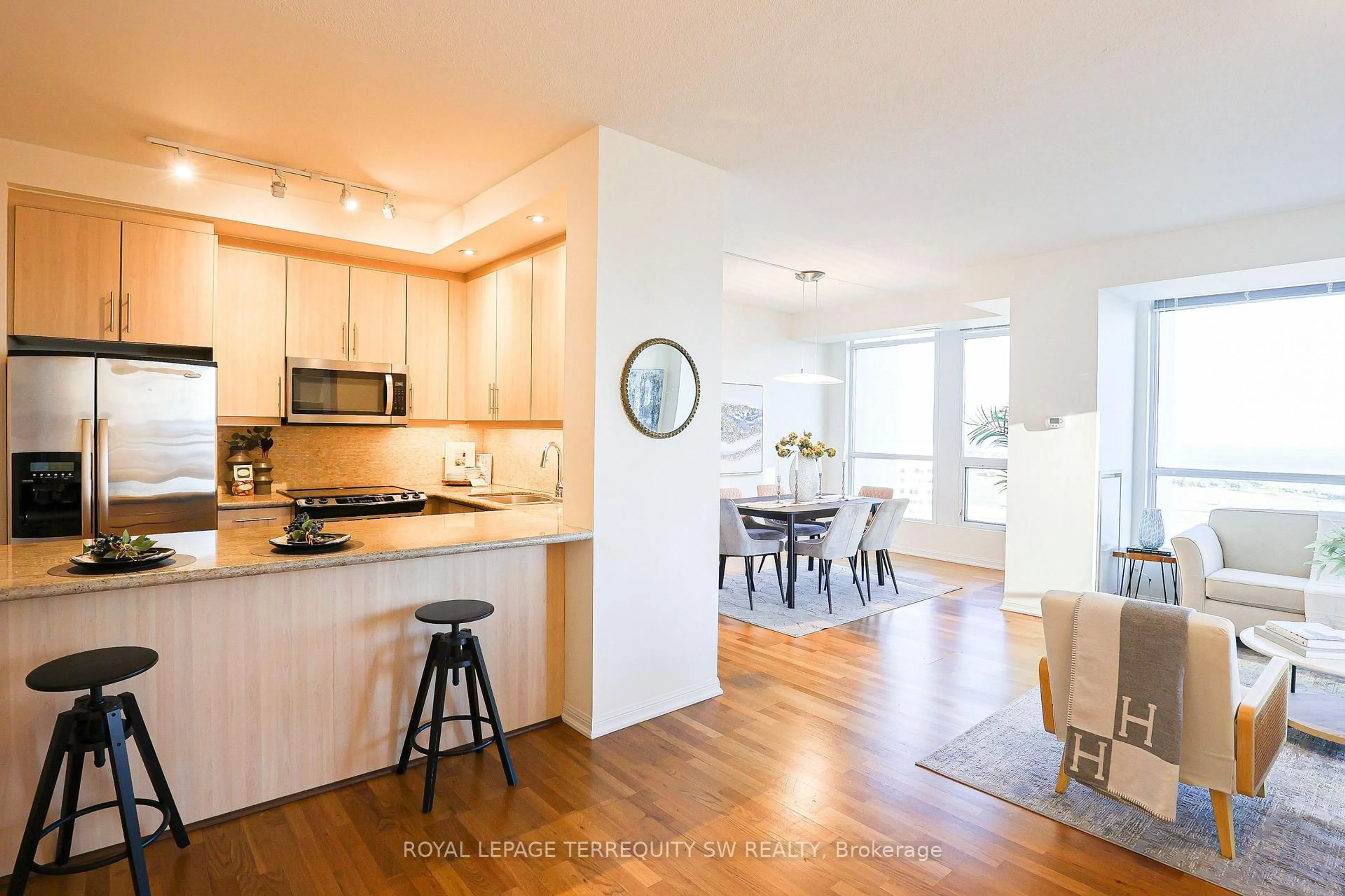 Open concept kitchen, wood/laminate floor for 628 Fleet St #2806, Toronto Ontario M5V 1A8