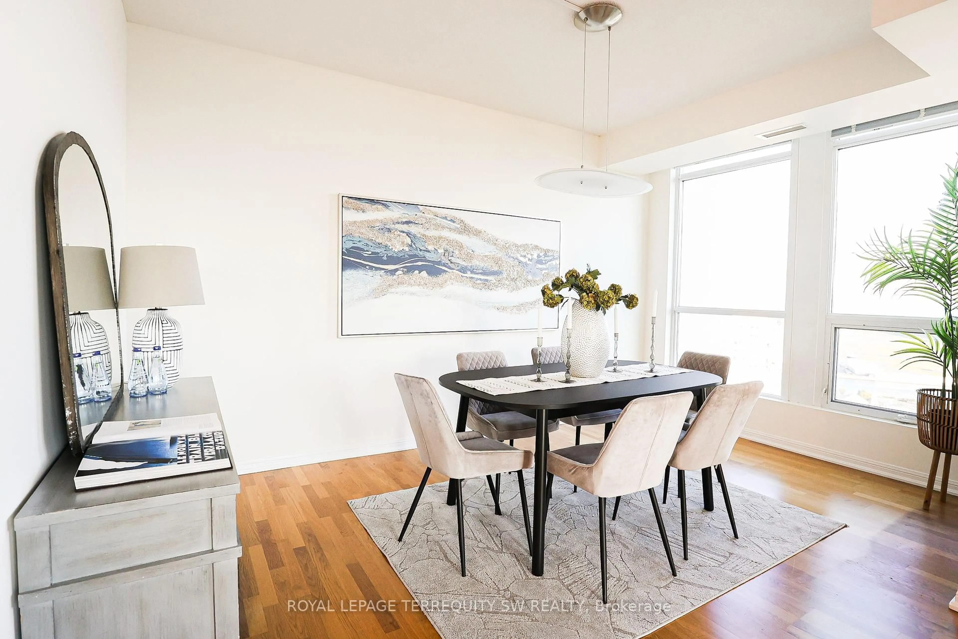 Dining room, wood/laminate floor for 628 Fleet St #2806, Toronto Ontario M5V 1A8