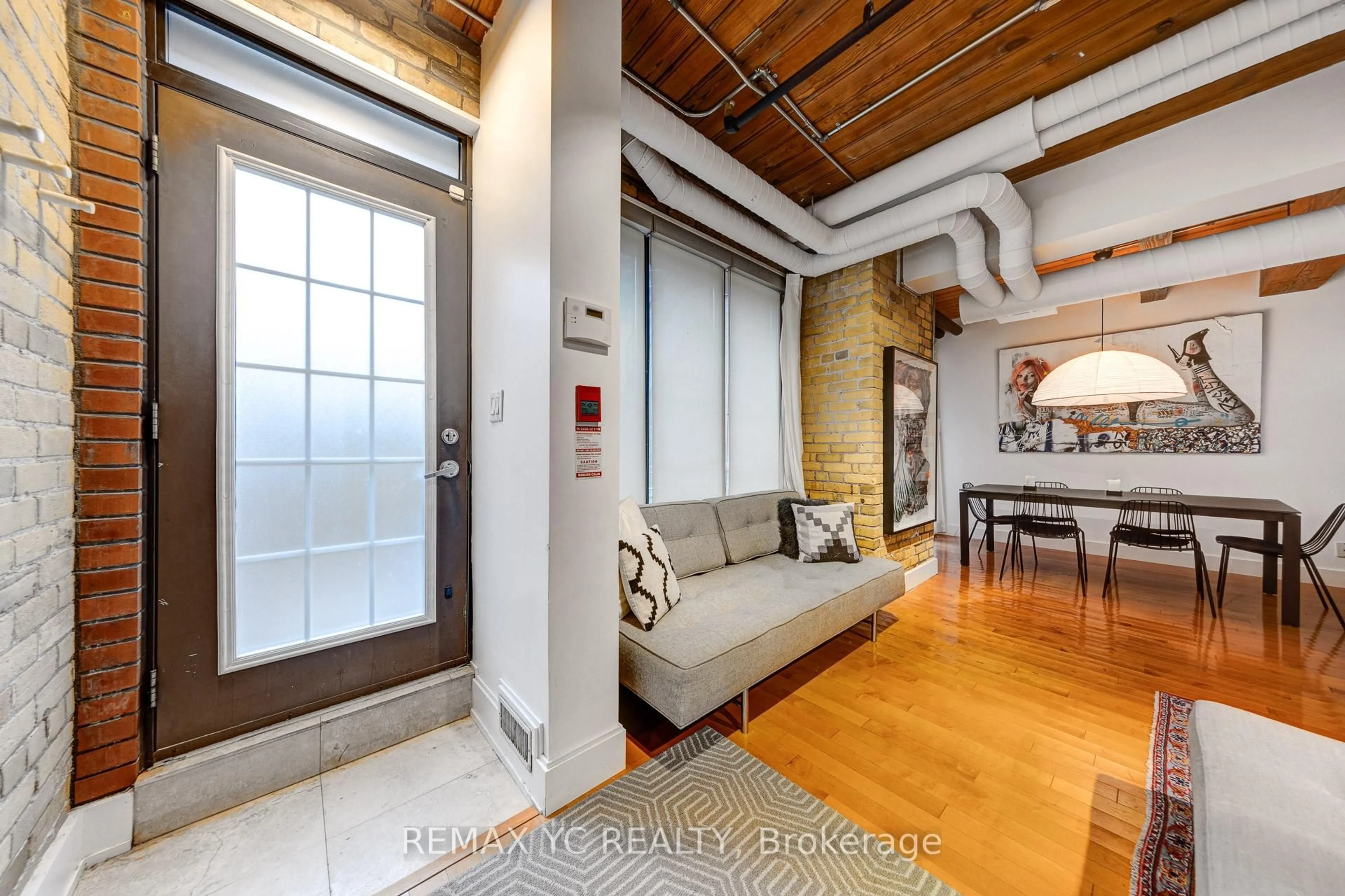 Indoor entryway for 436 Wellington St #105, Toronto Ontario M5V 1E3