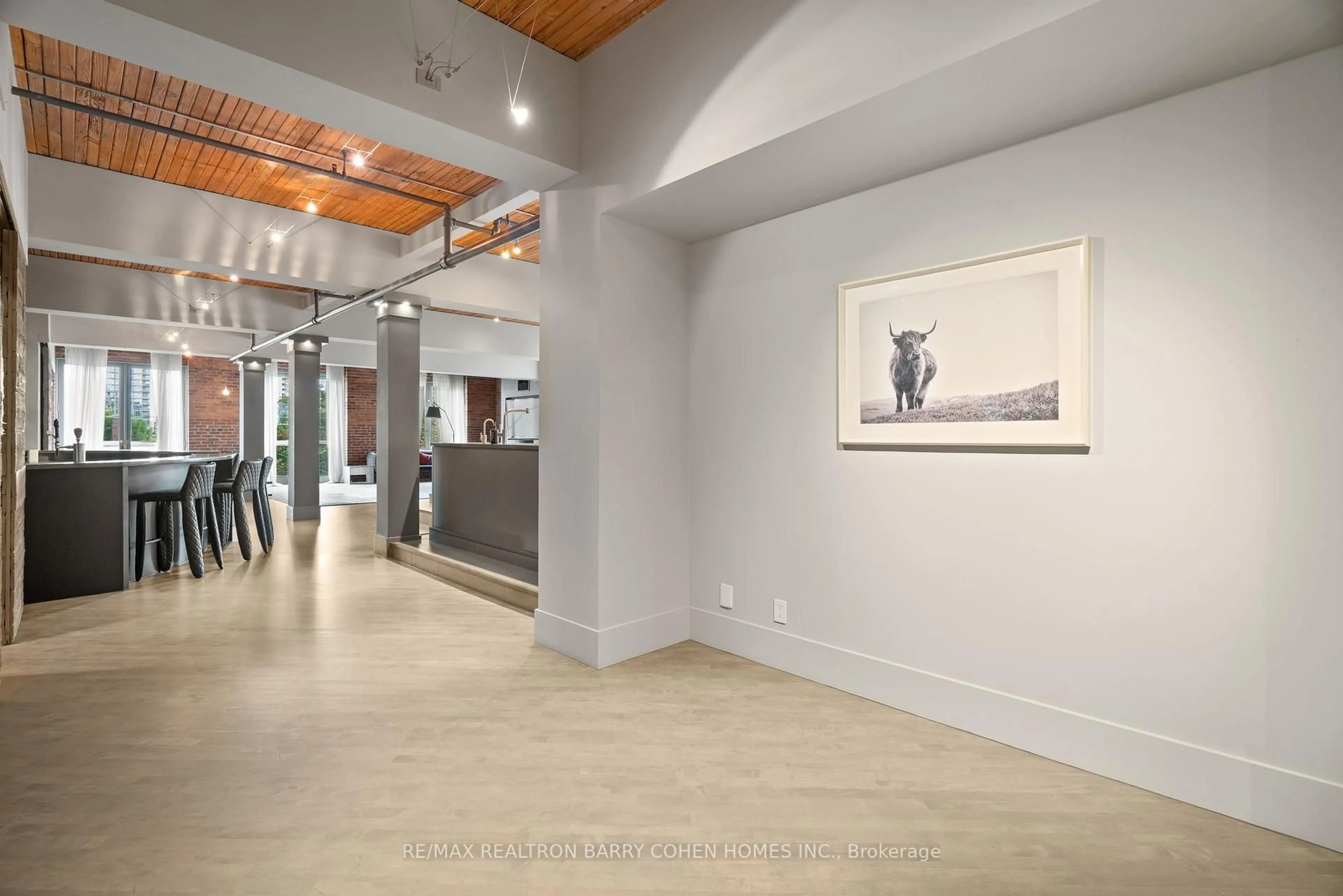 Indoor foyer for 468 Wellington St #300, Toronto Ontario M5V 1E3