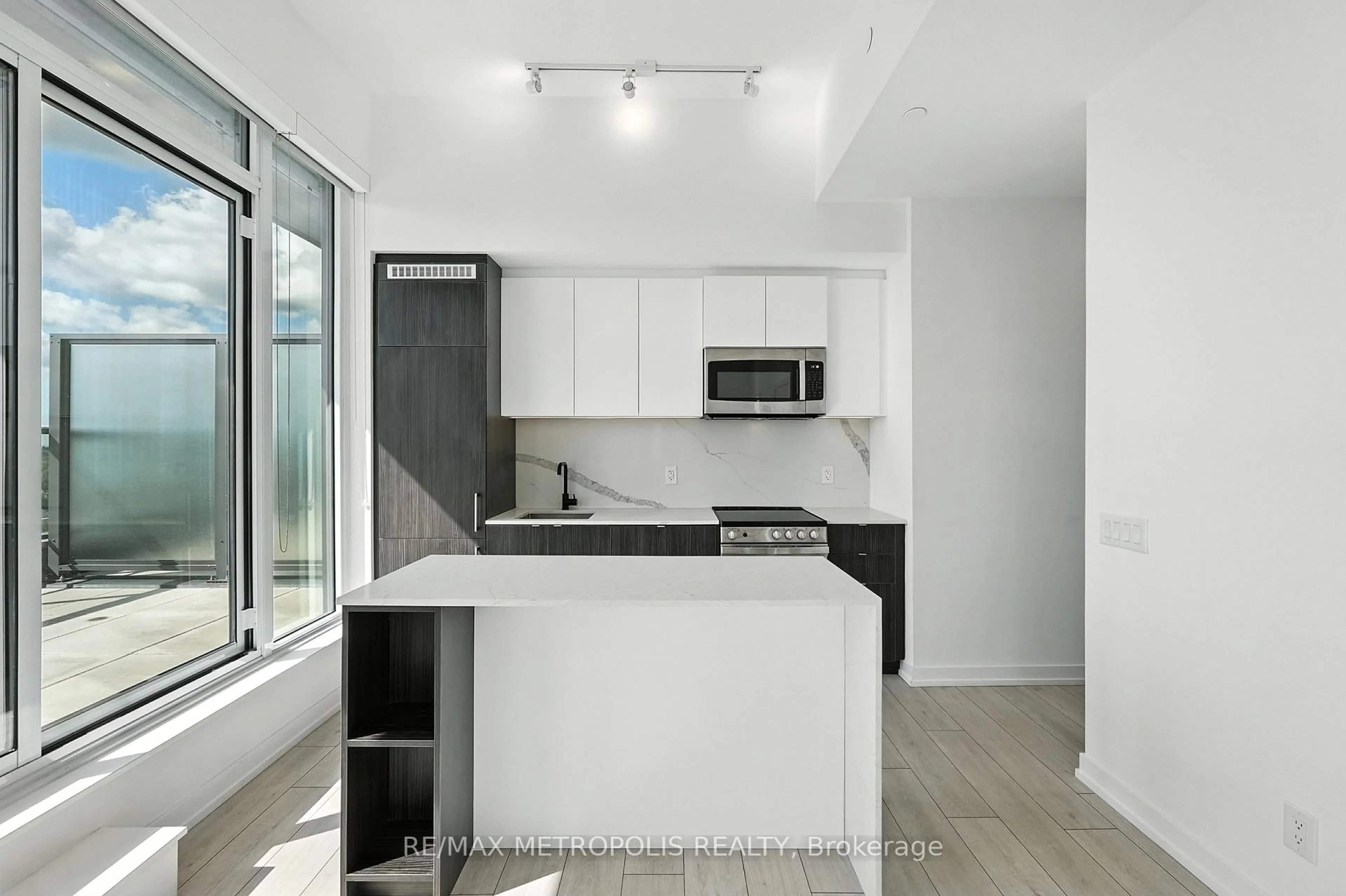 Standard kitchen, unknown for 500 Dupont St #815, Toronto Ontario M6G 0B8