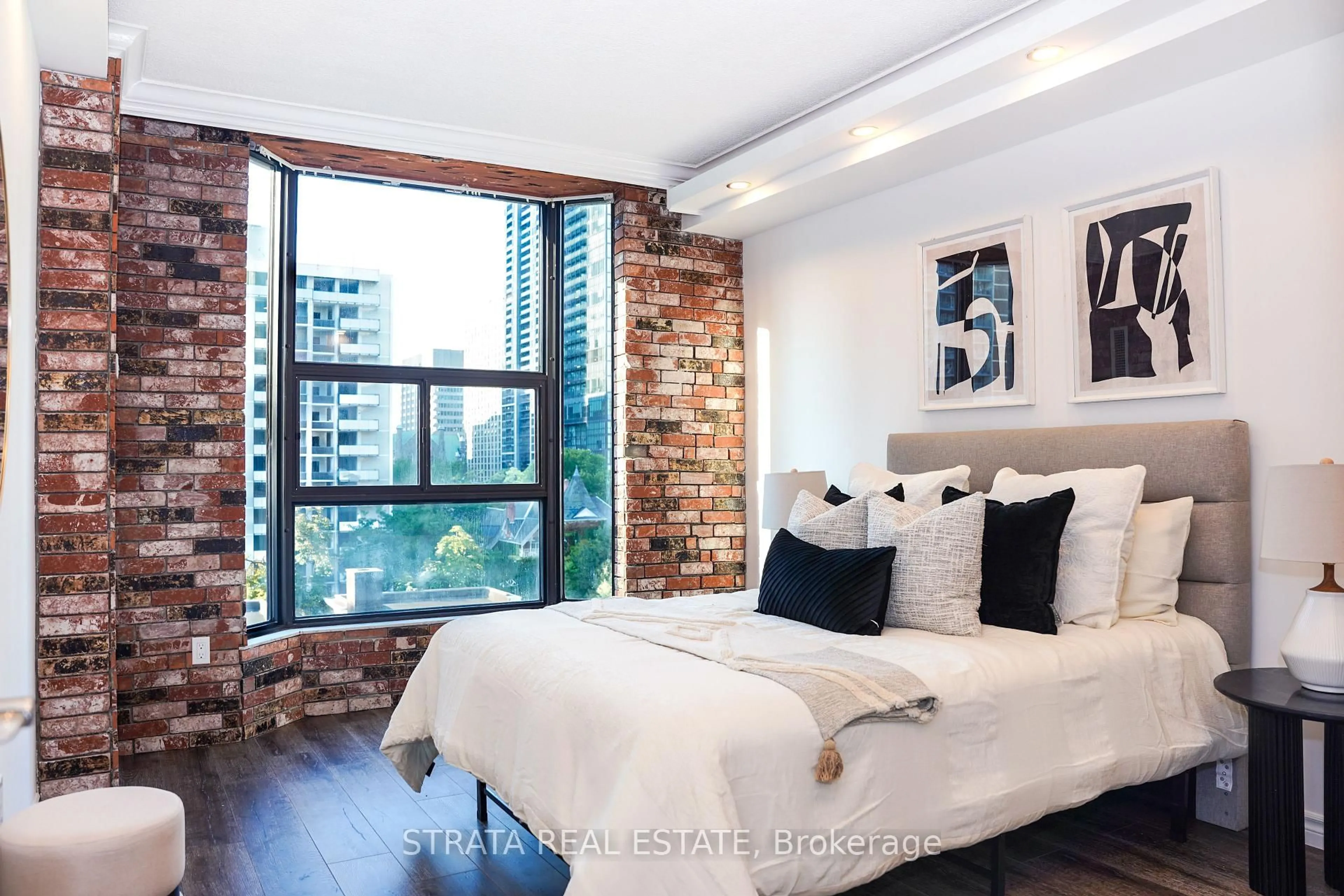 Bedroom with bed, wood/laminate floor for 86 Gloucester St #702, Toronto Ontario M4Y 2S2