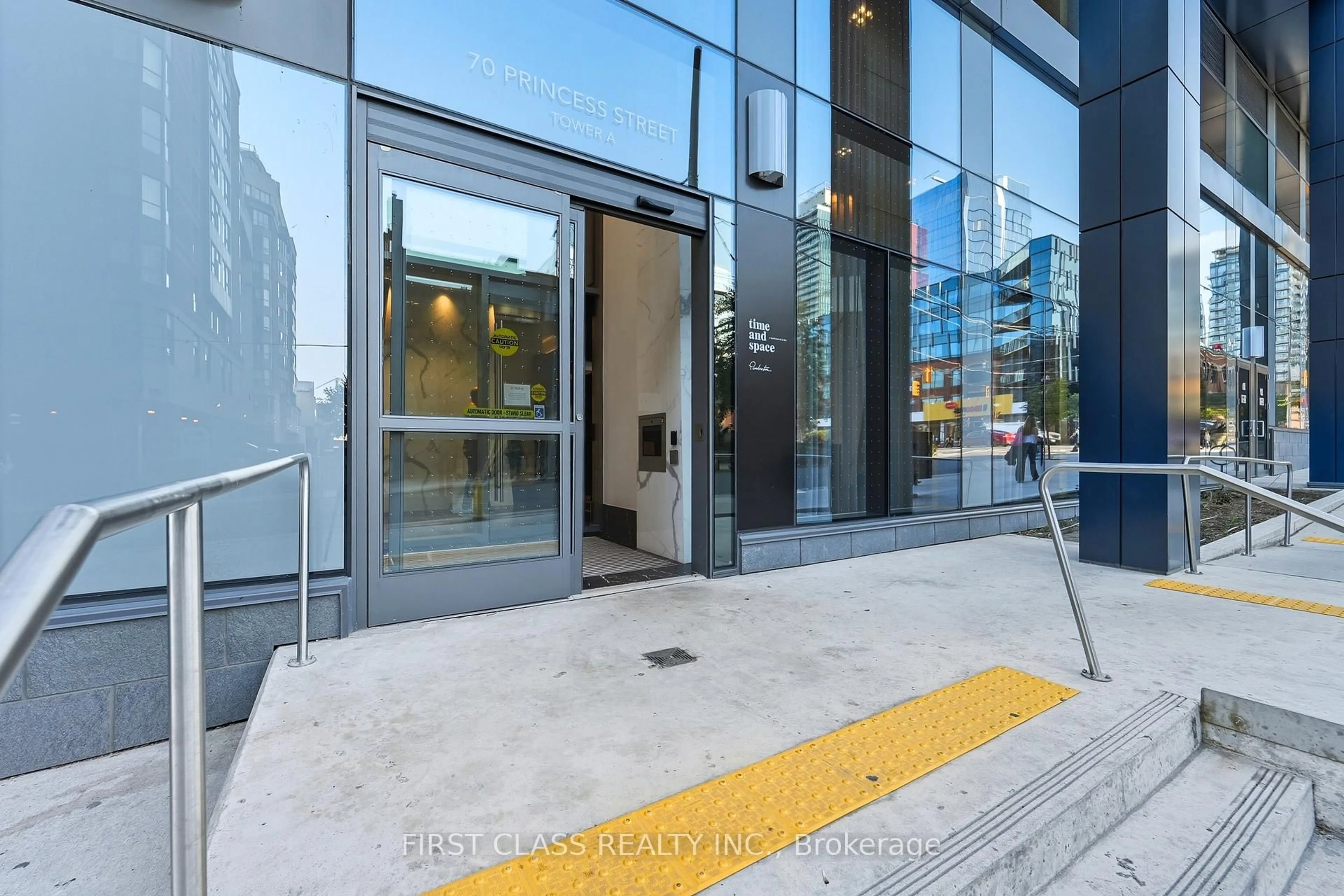 Indoor foyer for 70 Princess St #2706 E, Toronto Ontario M5A 0X6