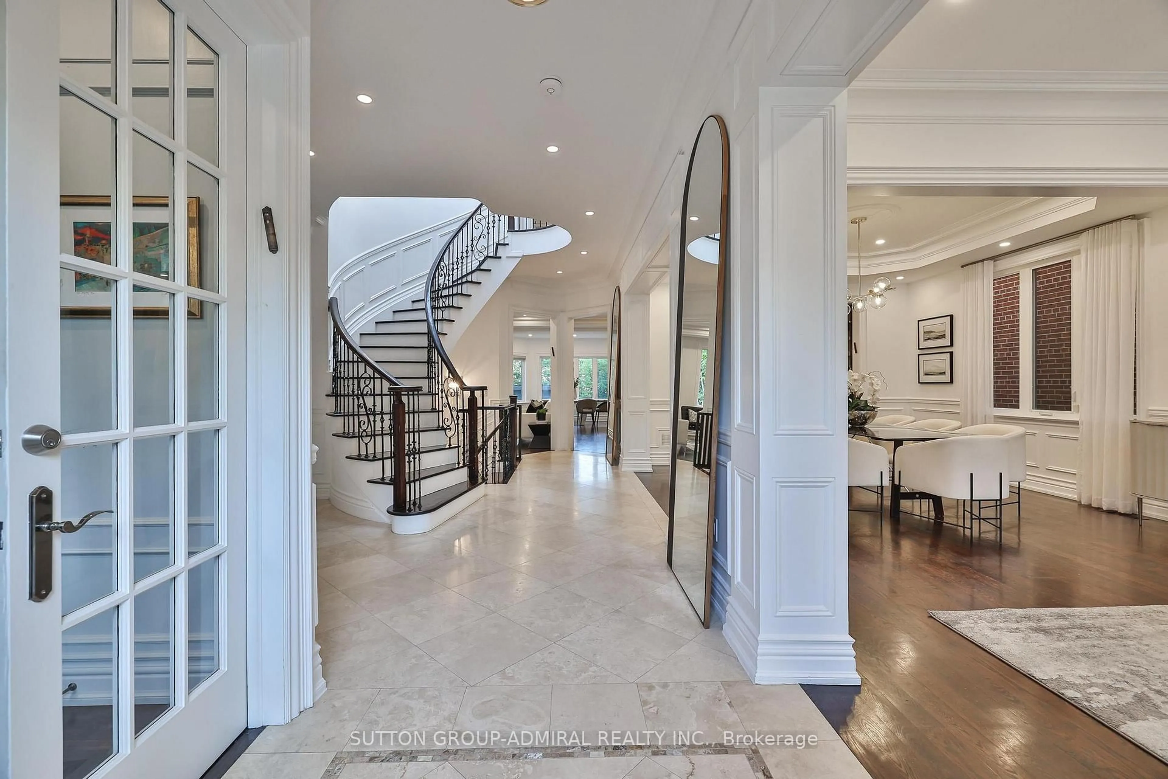 Indoor foyer for 453 Glengrove Ave, Toronto Ontario M5N 1X4