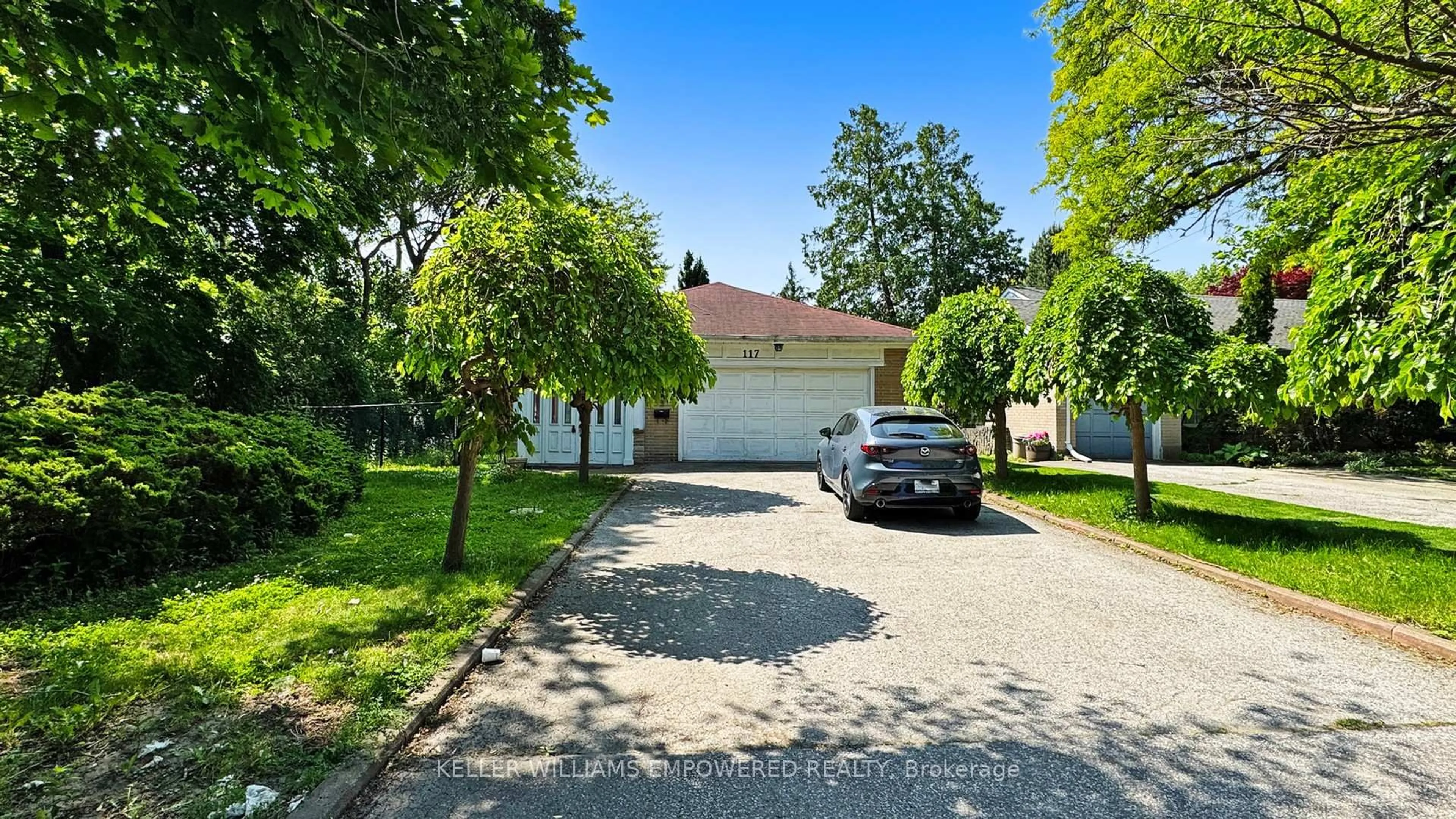 A pic from outside/outdoor area/front of a property/back of a property/a pic from drone, street for 117 Arjay Cres, Toronto Ontario M2L 1C6