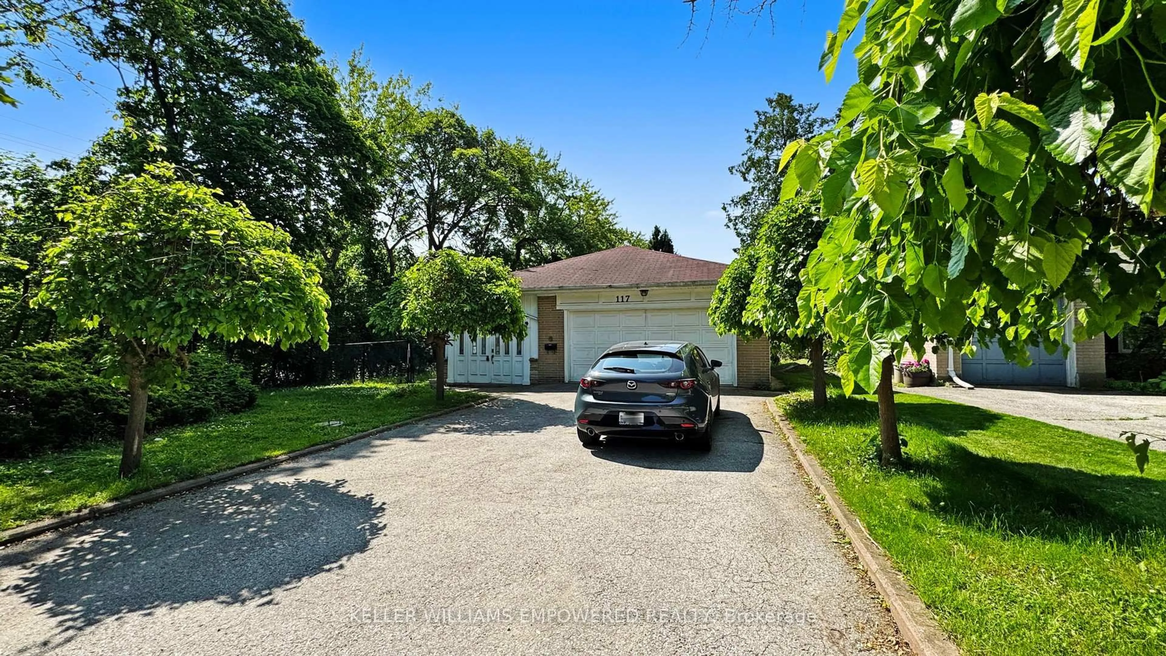 A pic from outside/outdoor area/front of a property/back of a property/a pic from drone, street for 117 Arjay Cres, Toronto Ontario M2L 1C6
