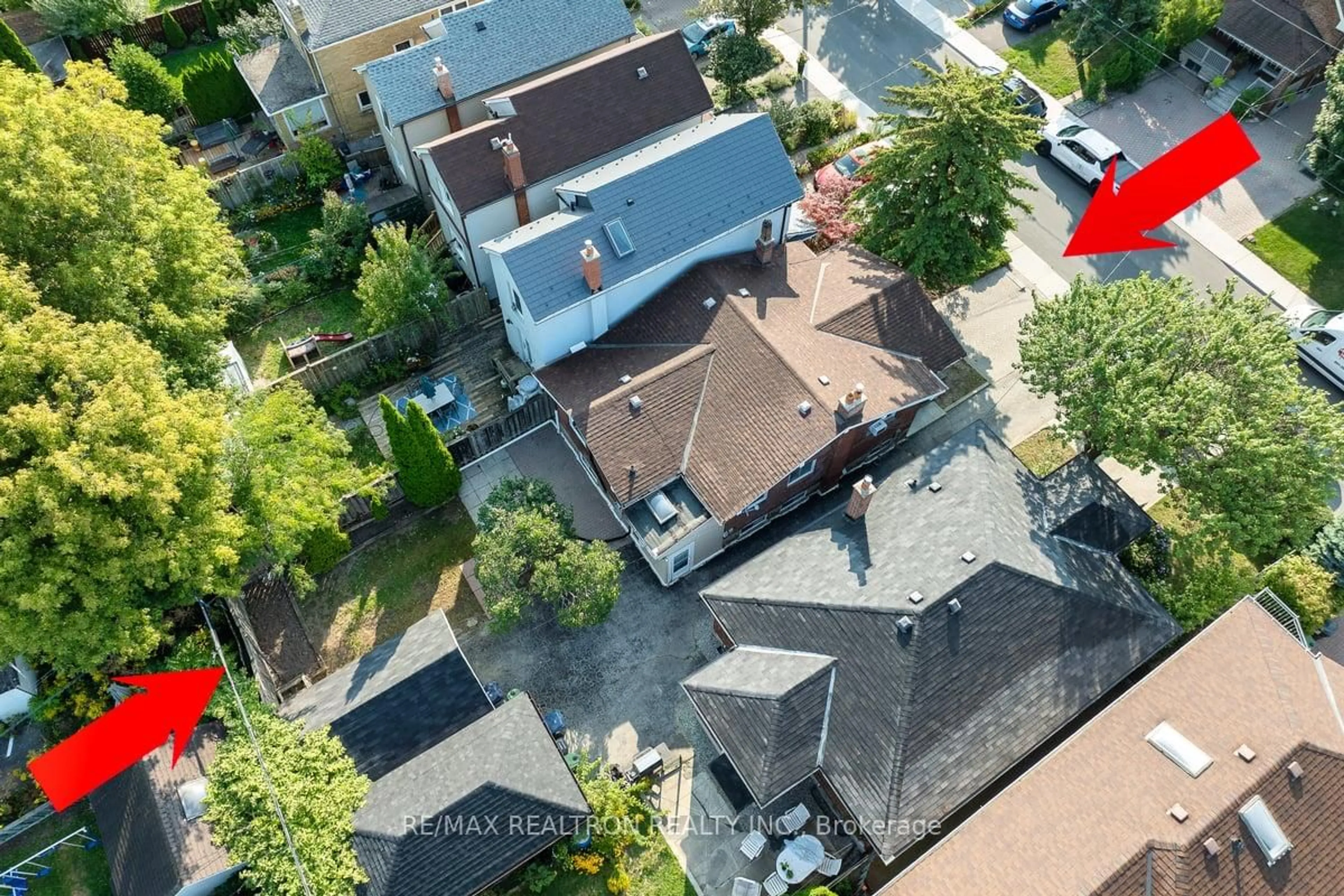 A pic from outside/outdoor area/front of a property/back of a property/a pic from drone, city buildings view from balcony for 152 Gloucester Grve, Toronto Ontario M6C 2B1