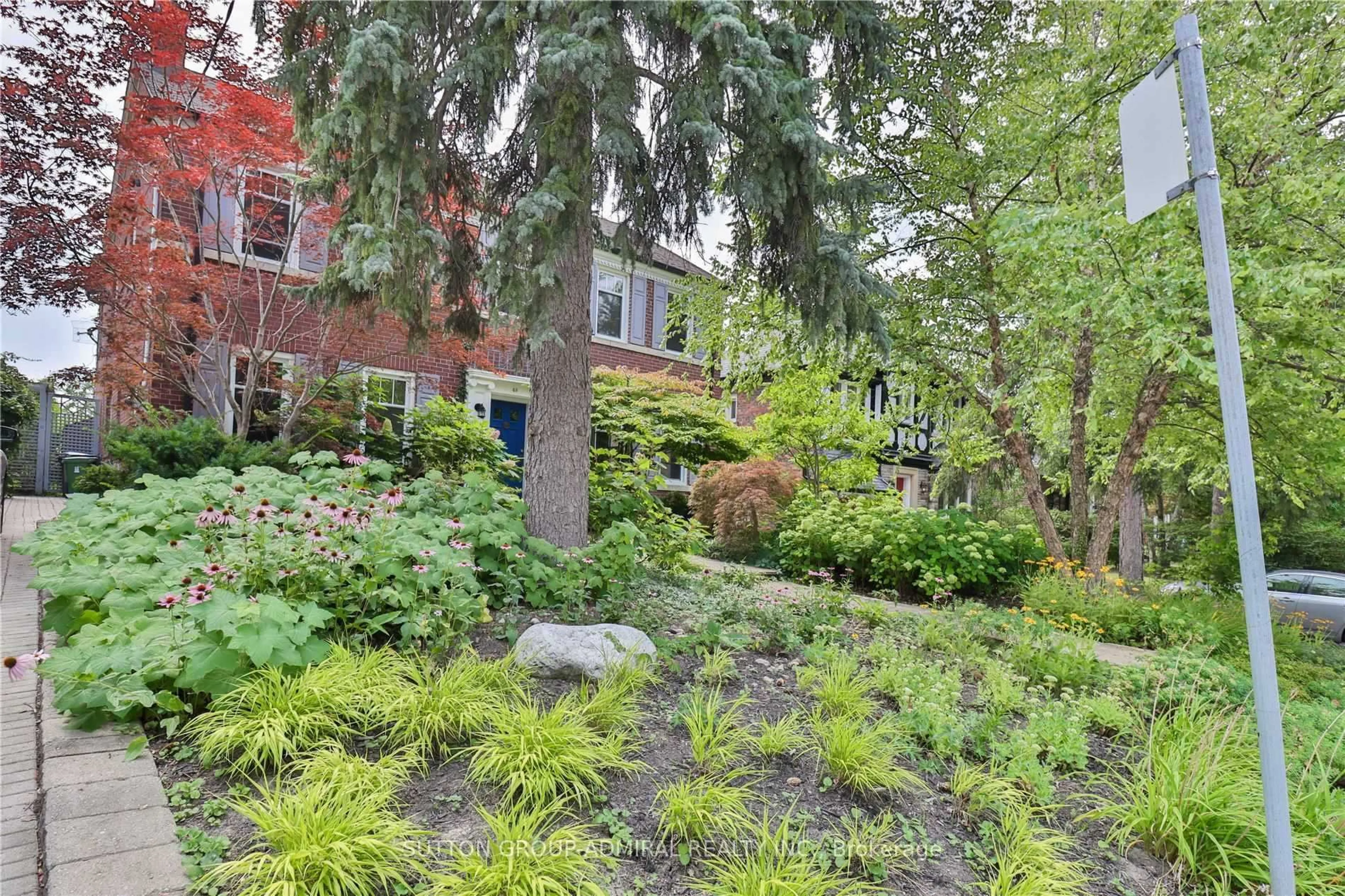 Patio, street for 49 Hillcrest Dr, Toronto Ontario M6G 2E2