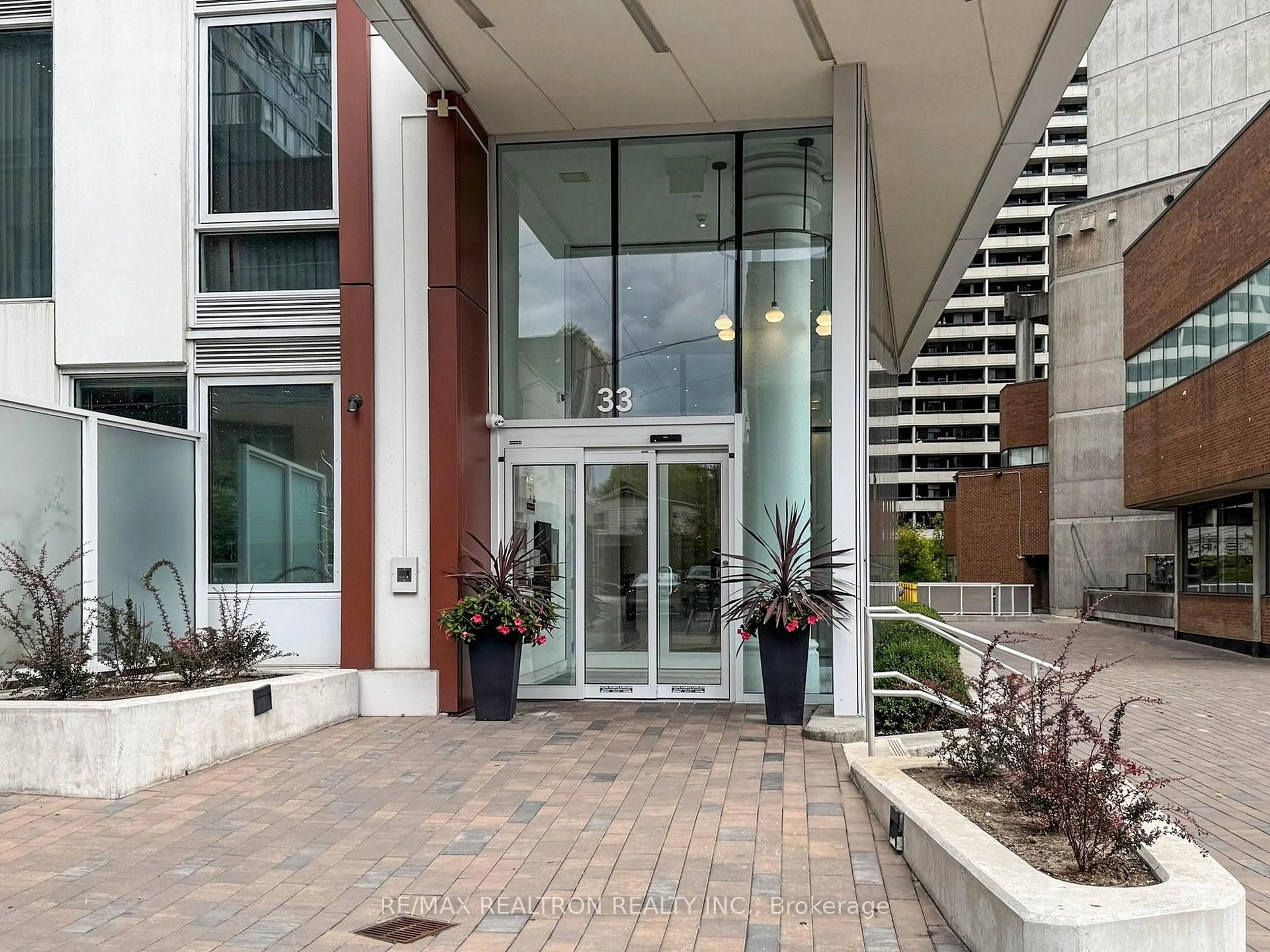 Indoor foyer for 33 Helendale Ave #604, Toronto Ontario M4R 0A1