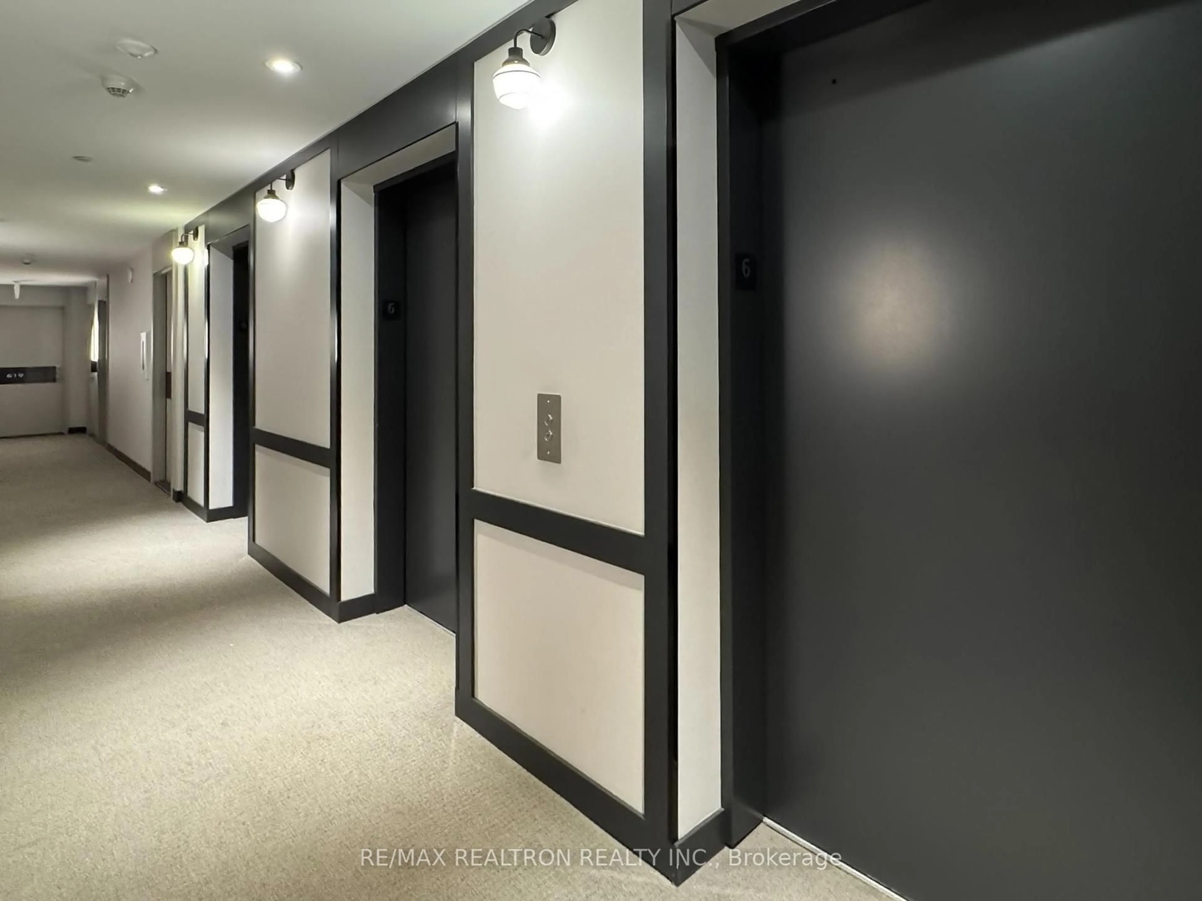 Indoor foyer for 33 Helendale Ave #604, Toronto Ontario M4R 0A1
