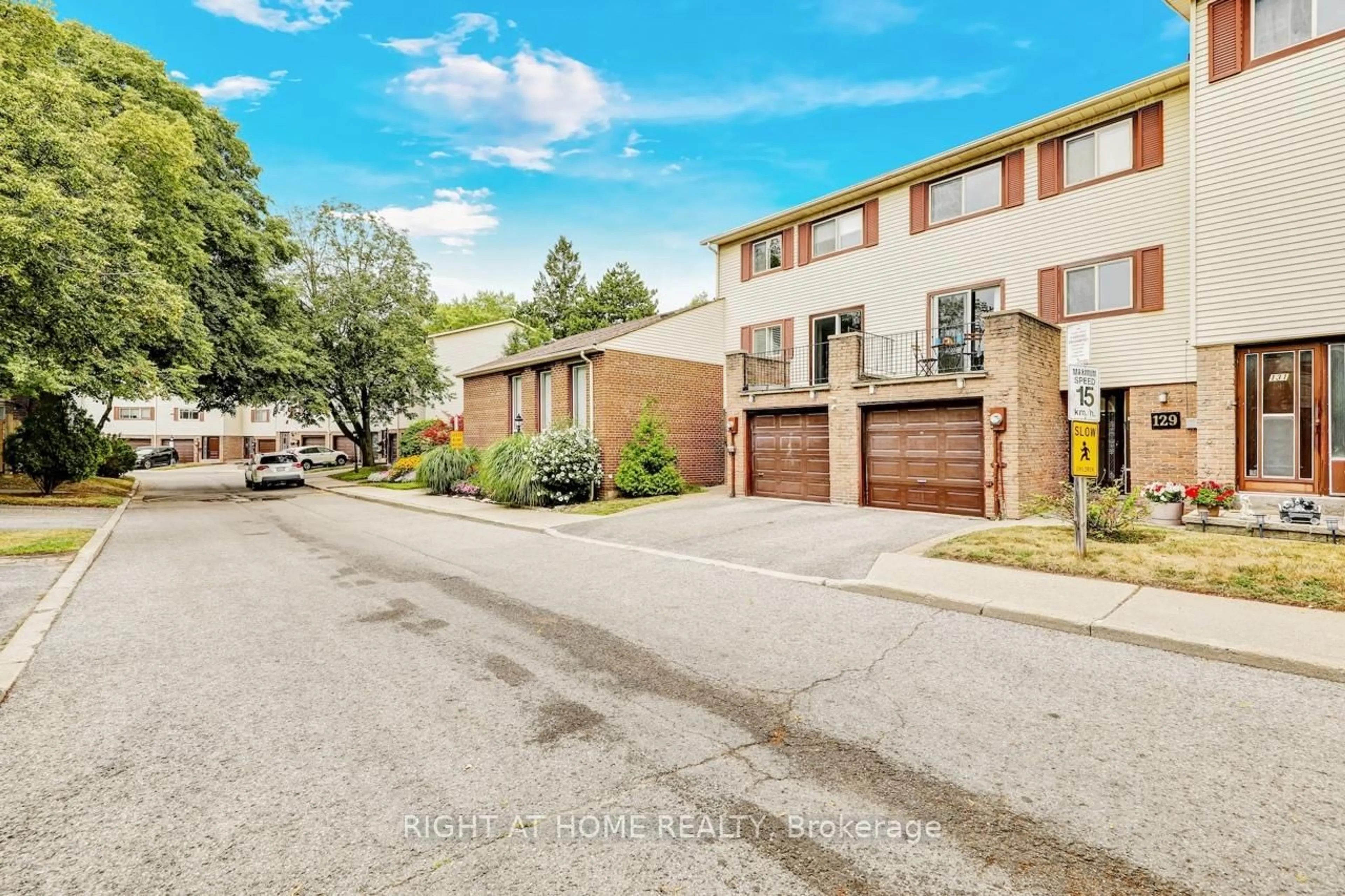 A pic from outside/outdoor area/front of a property/back of a property/a pic from drone, street for 129 Jenny Wren Way, Toronto Ontario M2H 2Z1