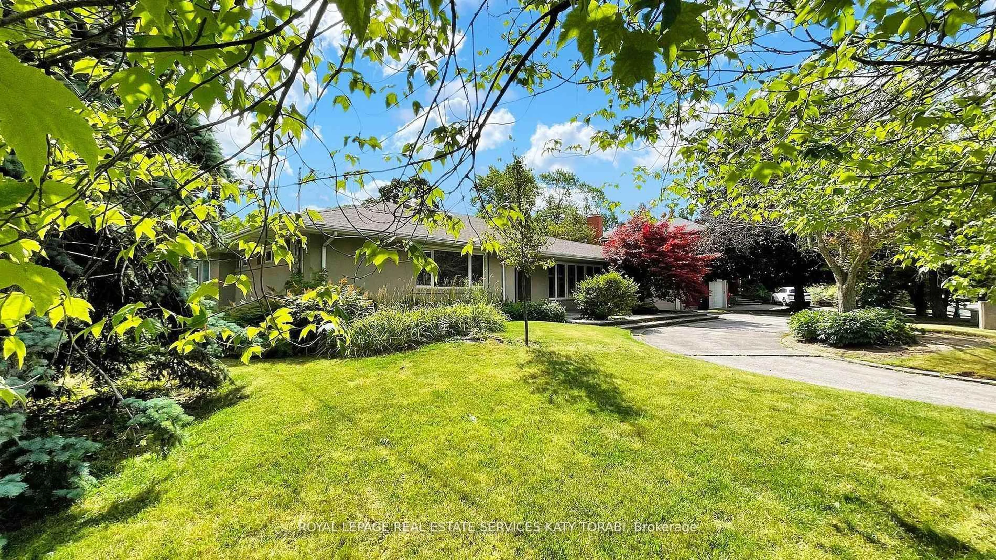 A pic from outside/outdoor area/front of a property/back of a property/a pic from drone, street for 39 Harrison Rd, Toronto Ontario M2L 1V6