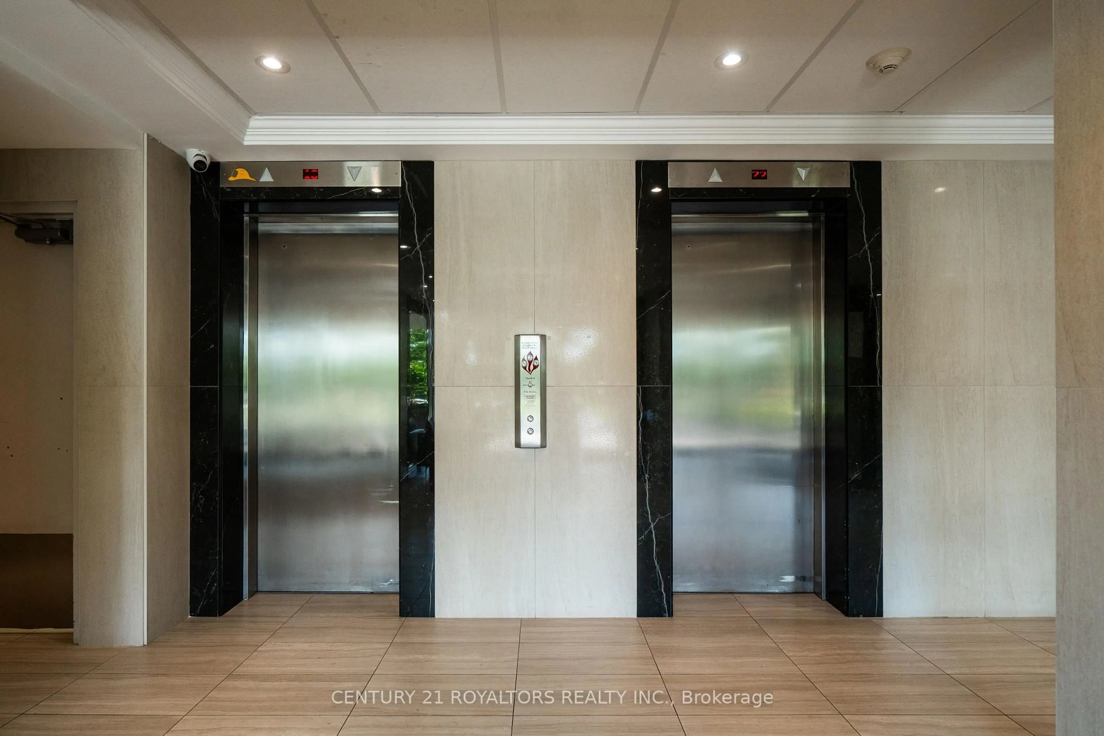 Indoor foyer for 725 Don Mill Rd #906, Toronto Ontario M3C 1S8
