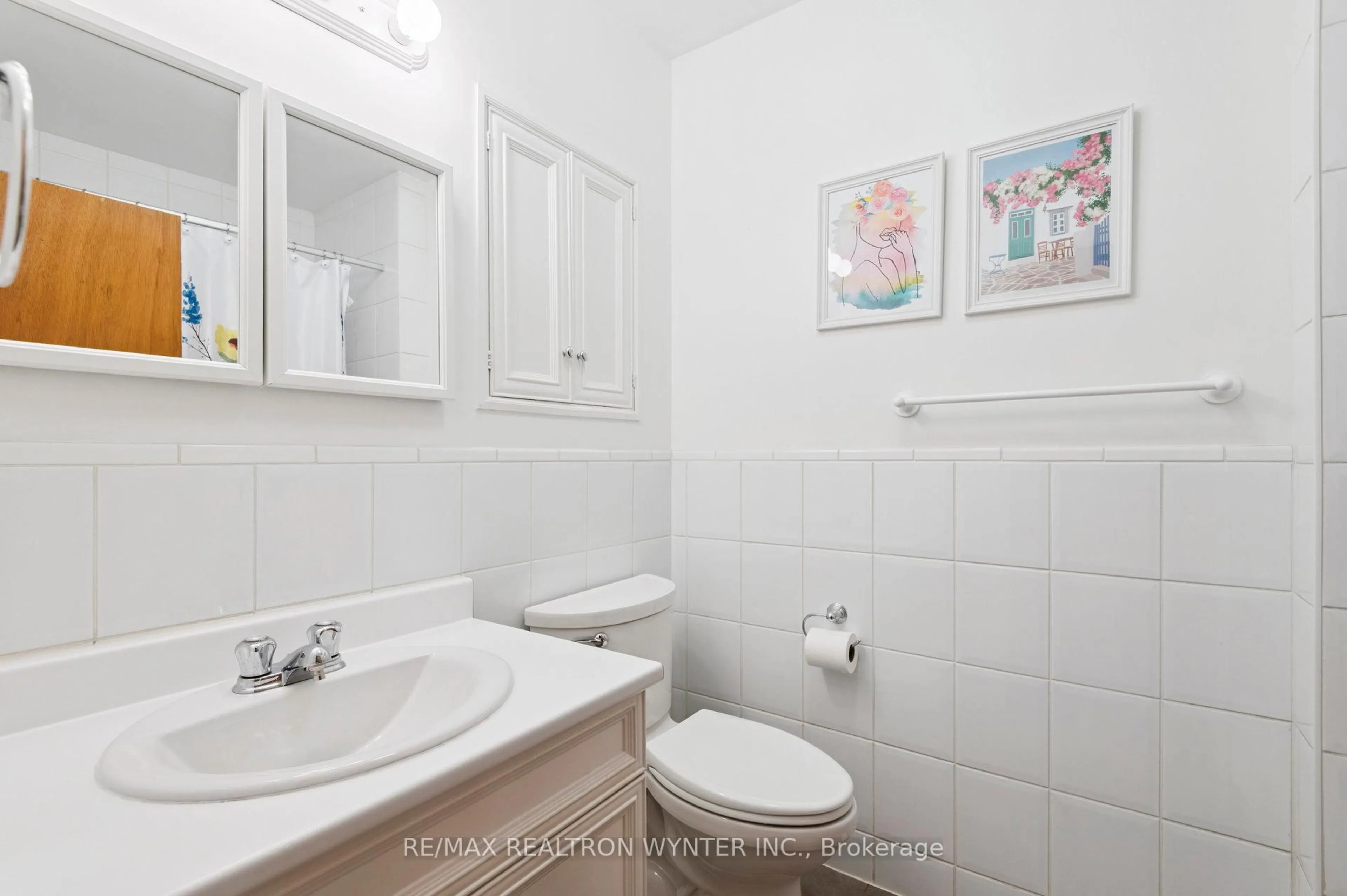Standard bathroom, ceramic/tile floor for 124 Fortrose Cres, Toronto Ontario M3A 2H1