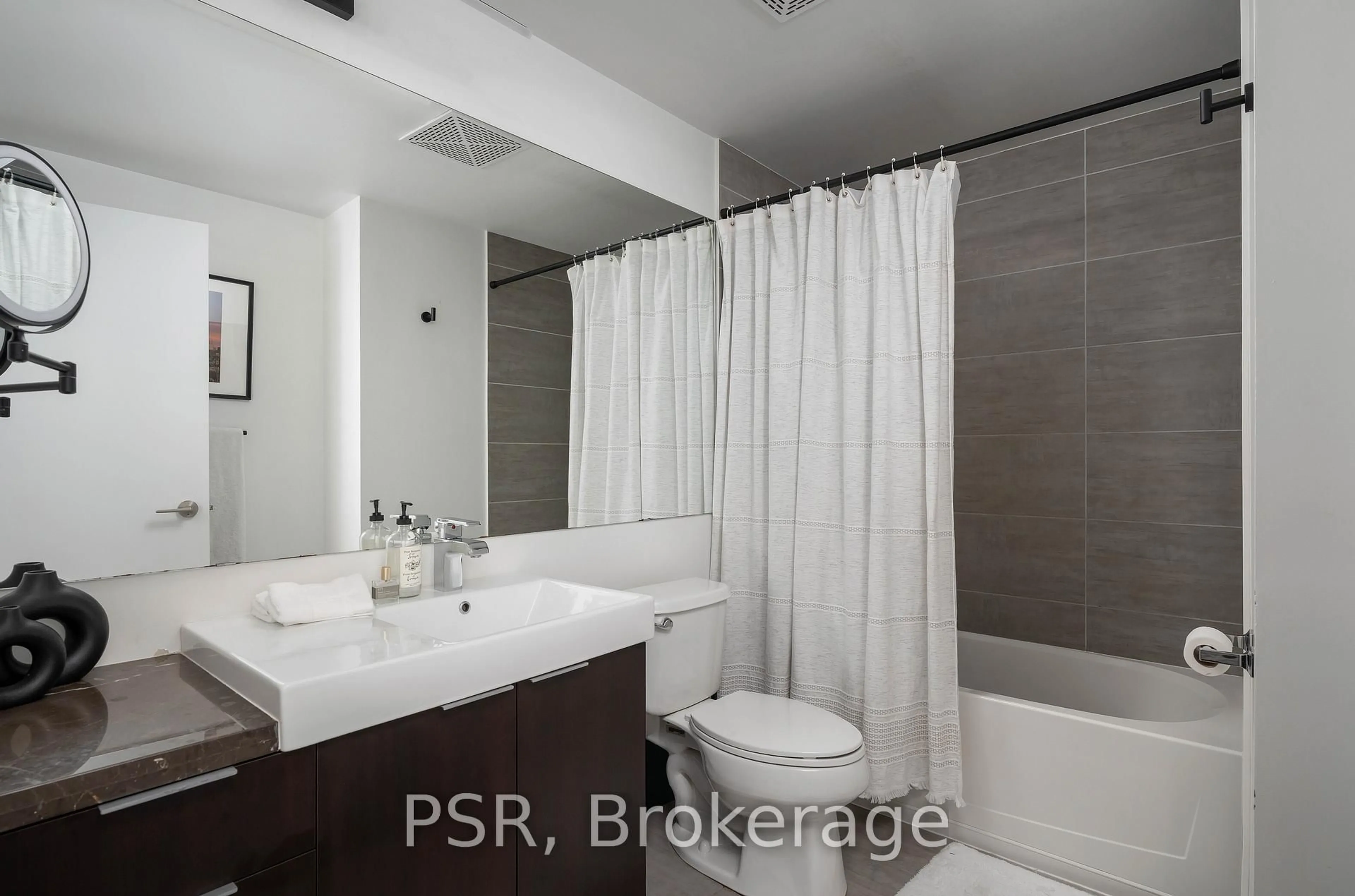 Standard bathroom, ceramic/tile floor for 478 King St #507, Toronto Ontario M5V 1L7
