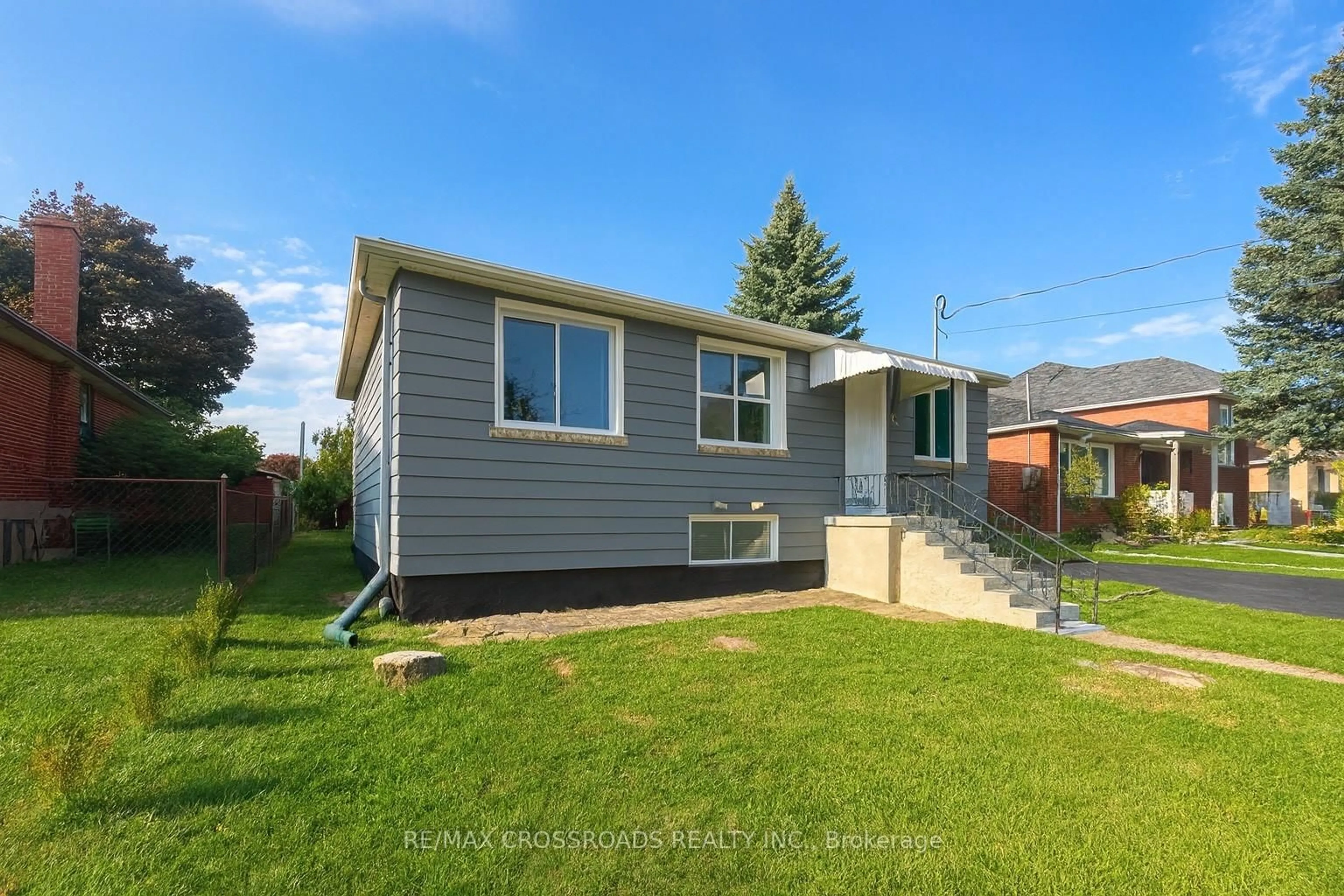 Home with vinyl exterior material, street for 260 Connaught Ave, Toronto Ontario M2M 1H5