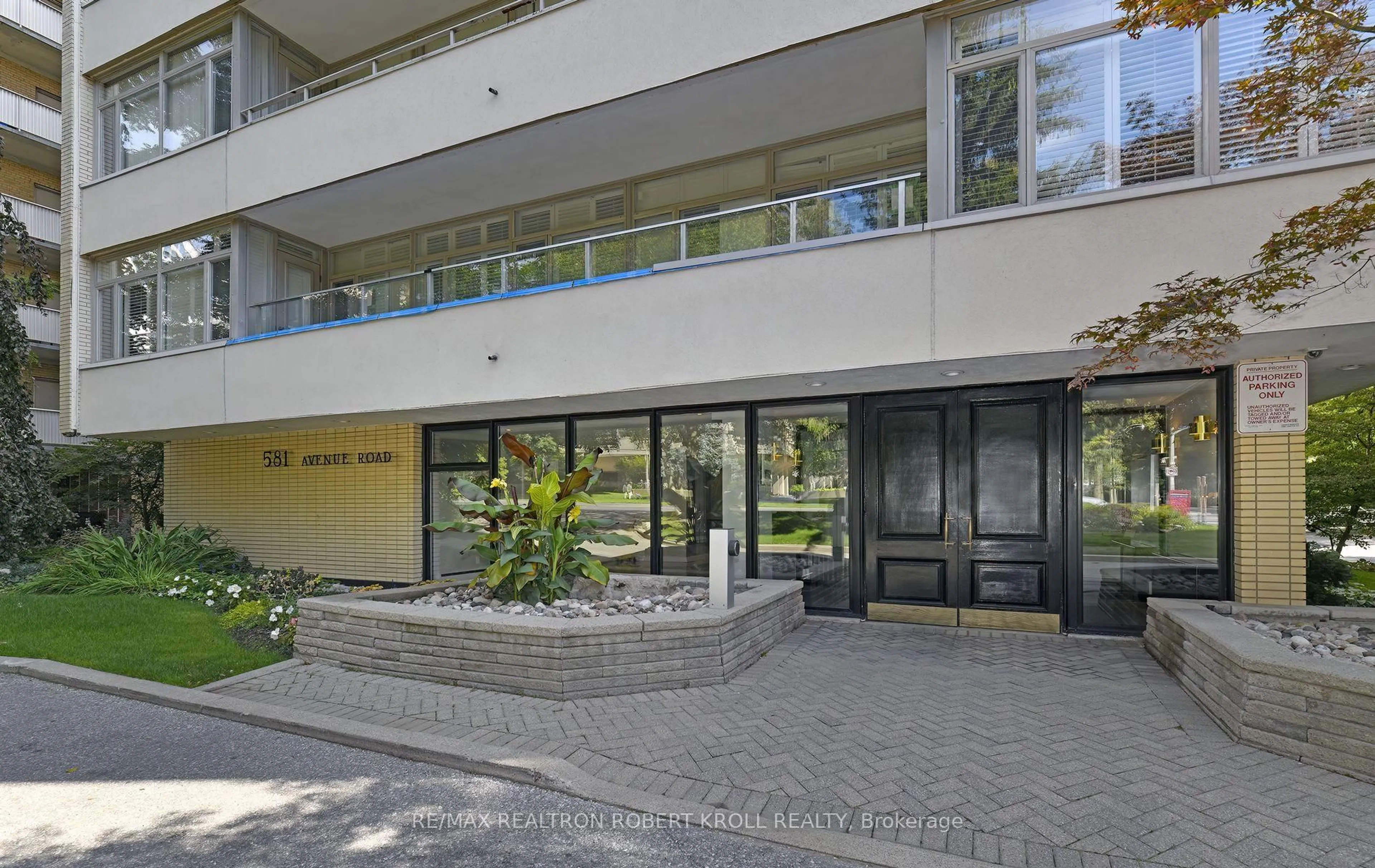 Indoor foyer for 581 Avenue Rd #501, Toronto Ontario M4V 2K4