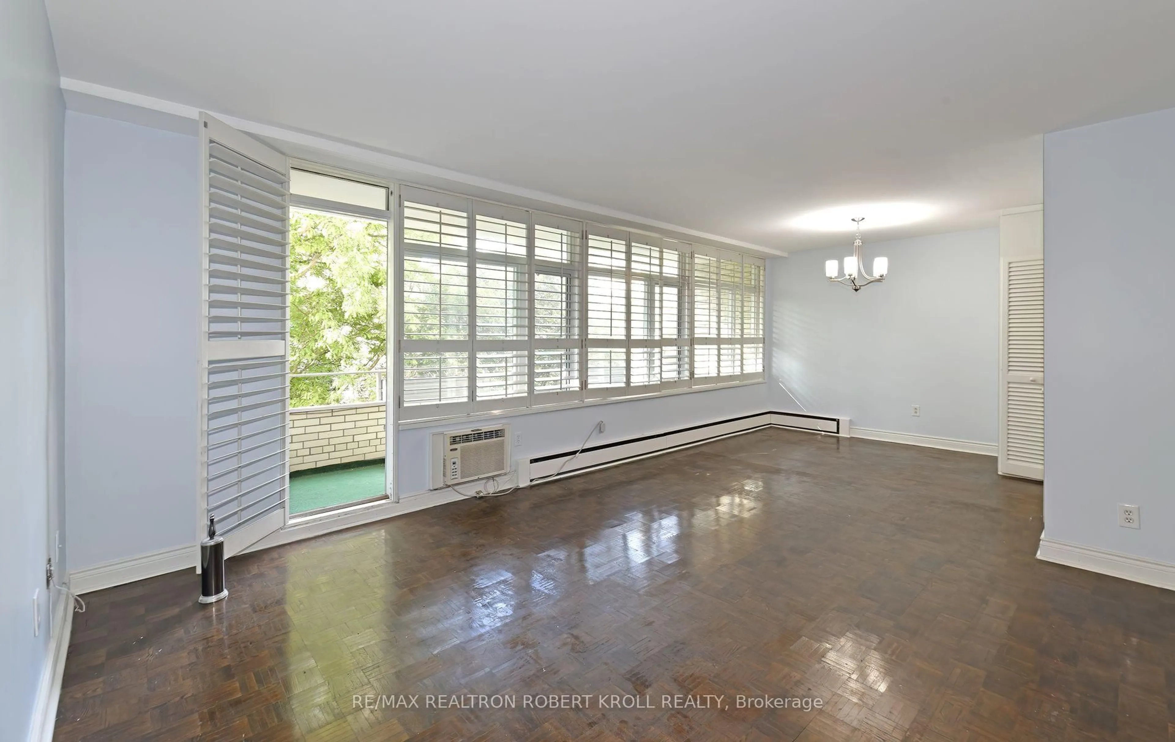 Indoor foyer for 581 Avenue Rd #501, Toronto Ontario M4V 2K4