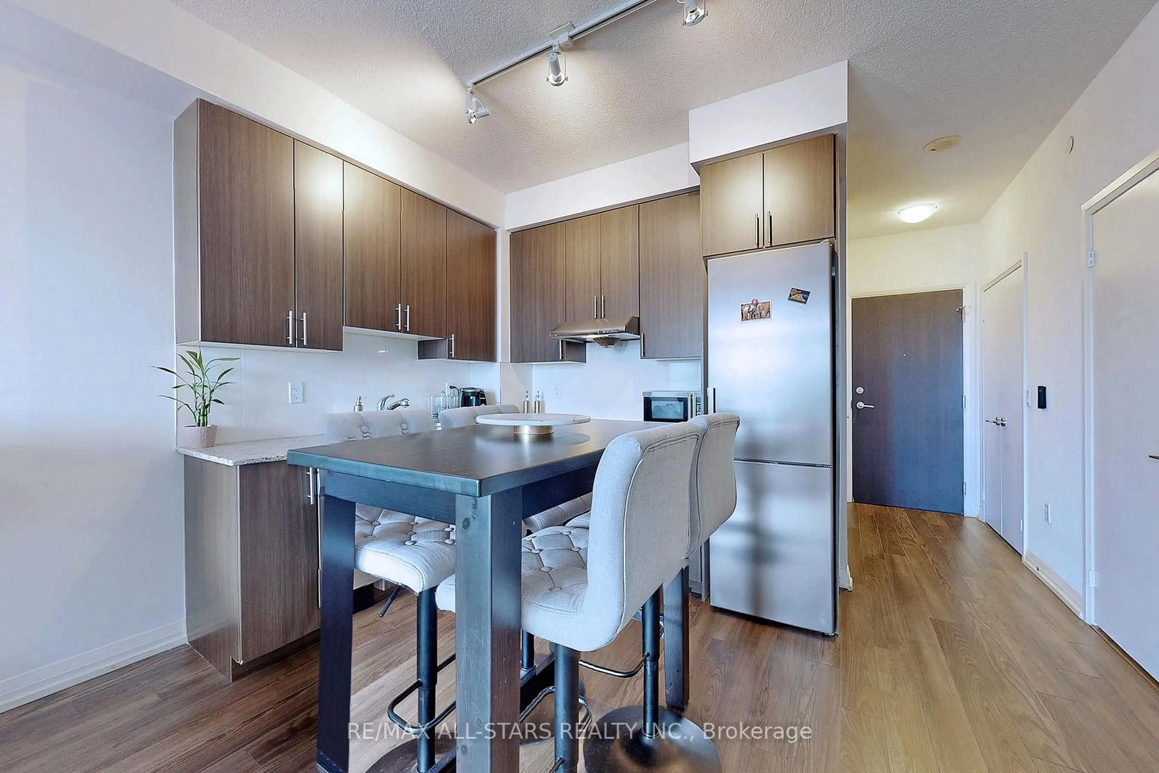 Open concept kitchen, wood/laminate floor for 55 Ann O'Reilly Rd #1709, Toronto Ontario M2J 0E1