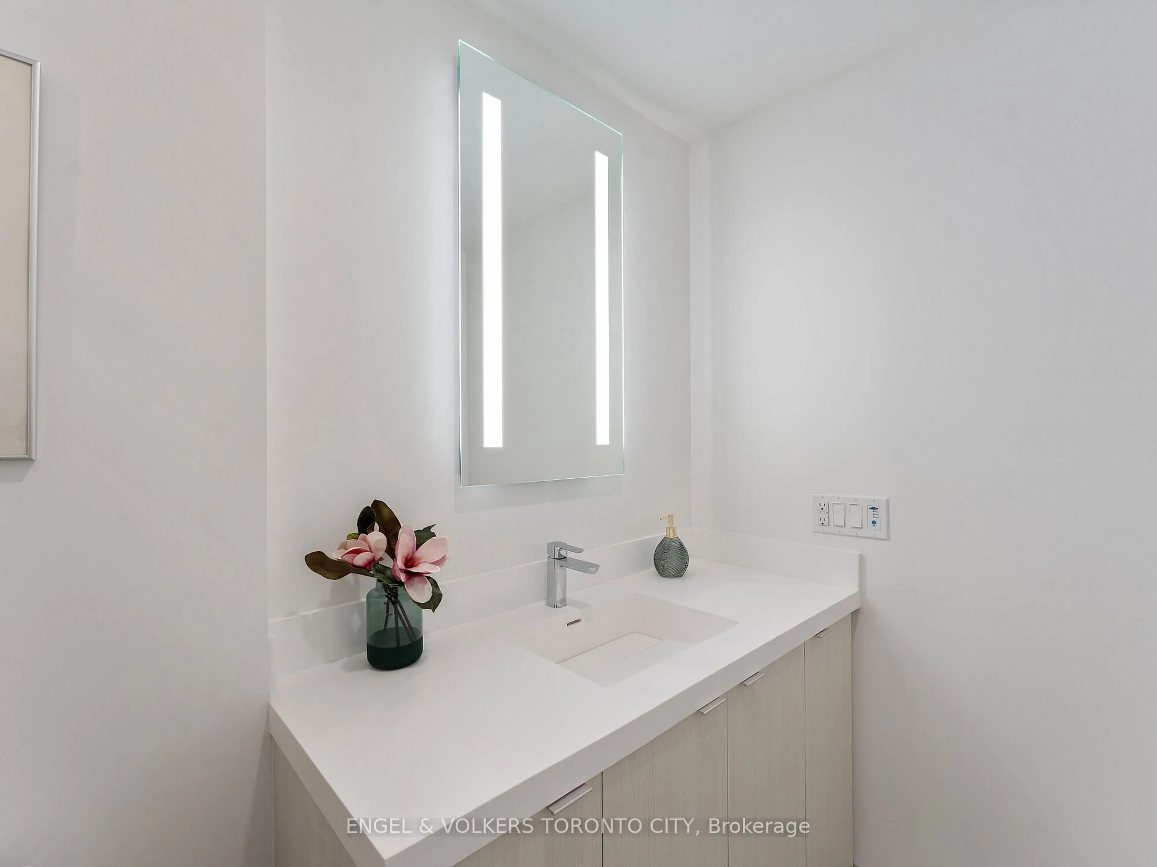 Contemporary bathroom, unknown for 30 Inn On The Park Dr #221, Toronto Ontario M3C 0P7