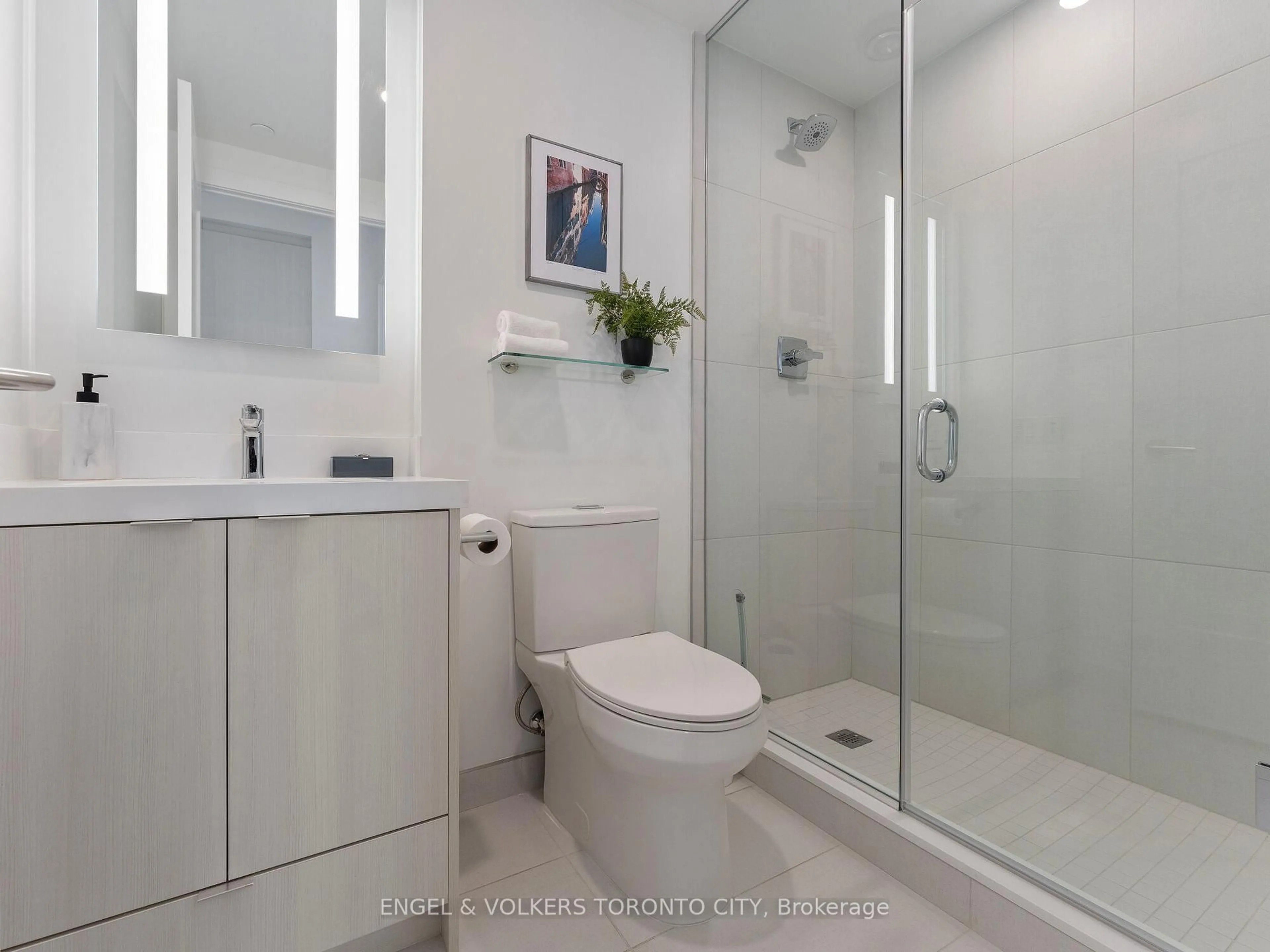 Standard bathroom, ceramic/tile floor for 30 Inn On The Park Dr #221, Toronto Ontario M3C 0P7