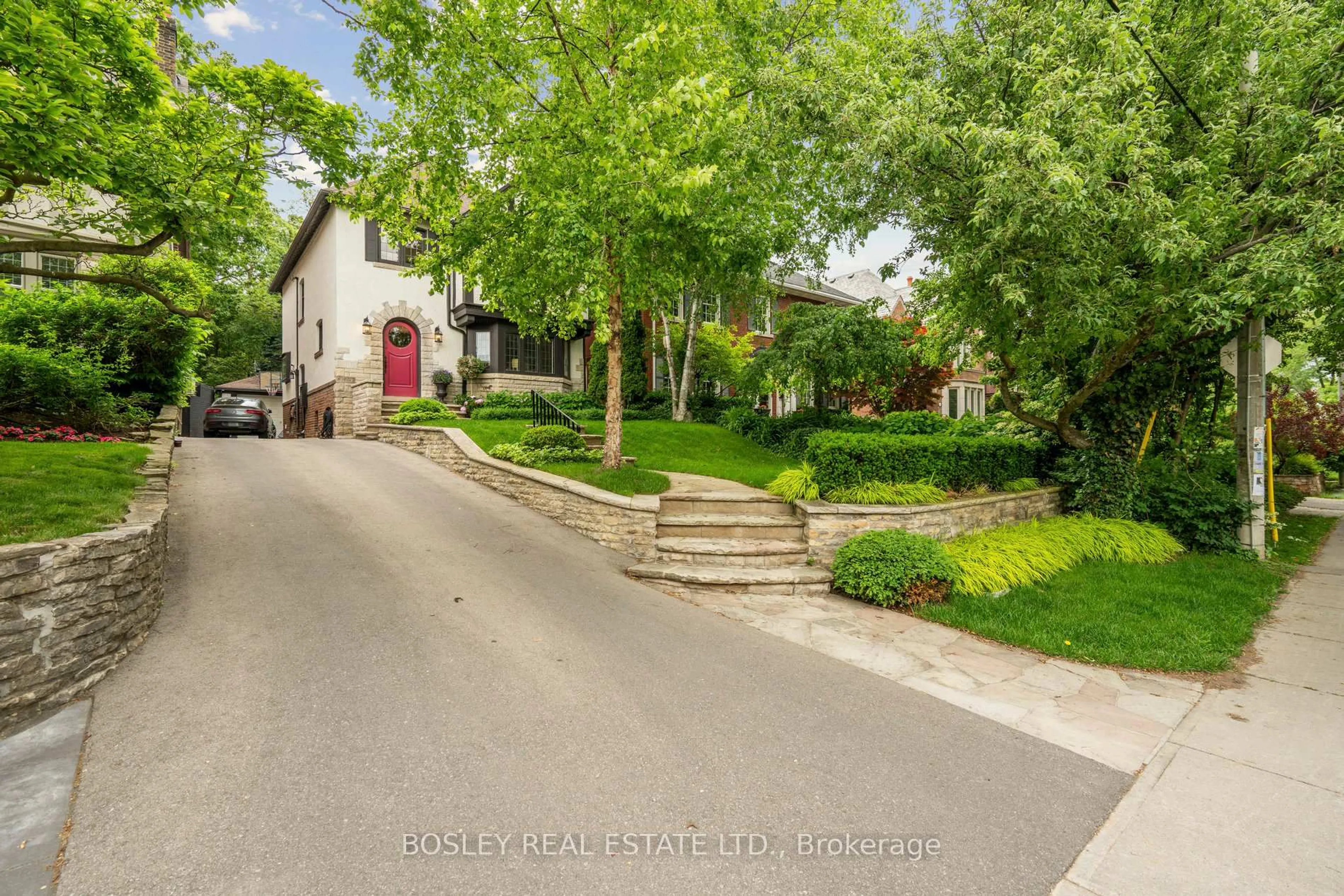 A pic from outside/outdoor area/front of a property/back of a property/a pic from drone, street for 294 Douglas Dr, Toronto Ontario M4W 2C2