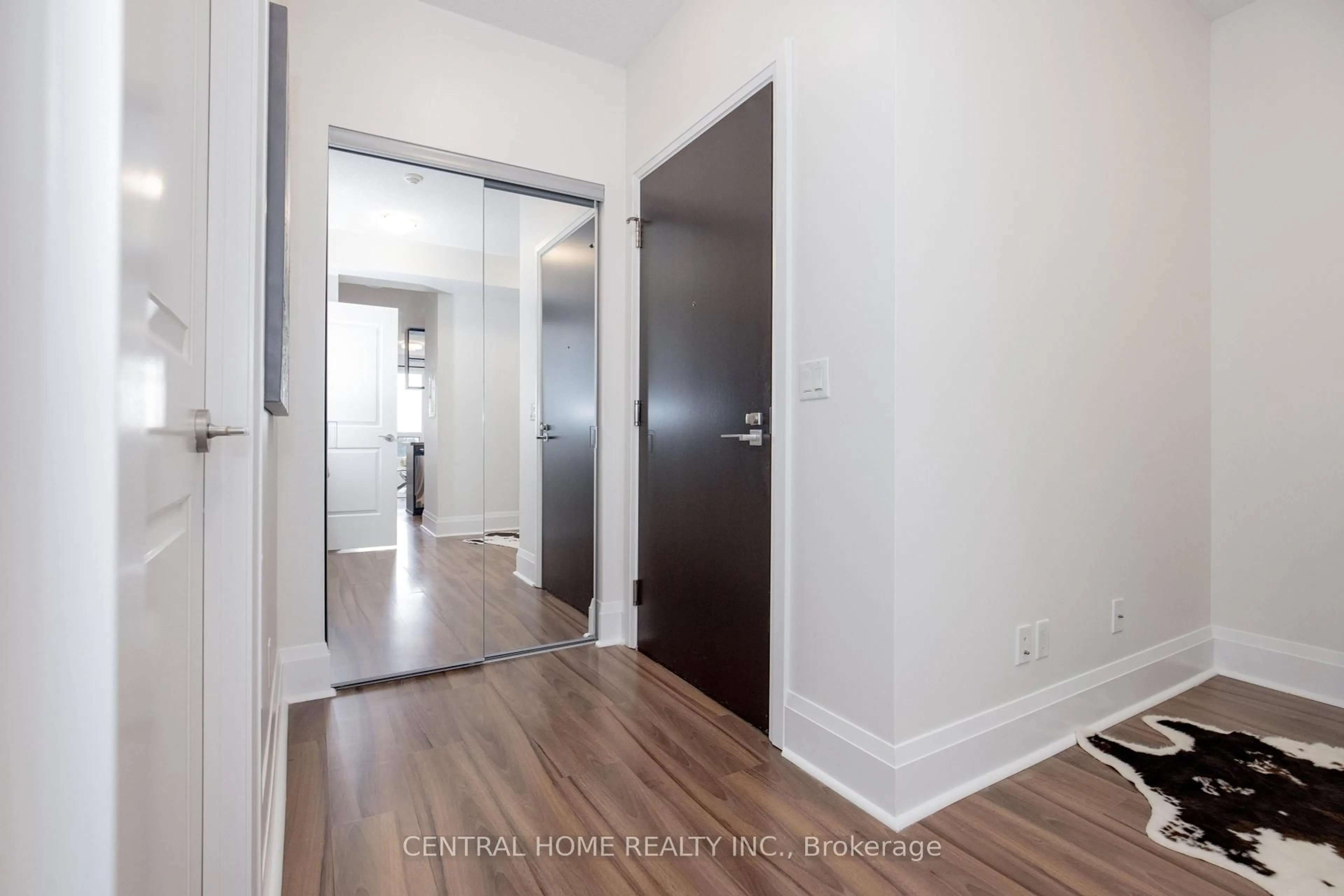 Indoor entryway for 100 Harrison Garden Blvd #501, Toronto Ontario M2N 0C2