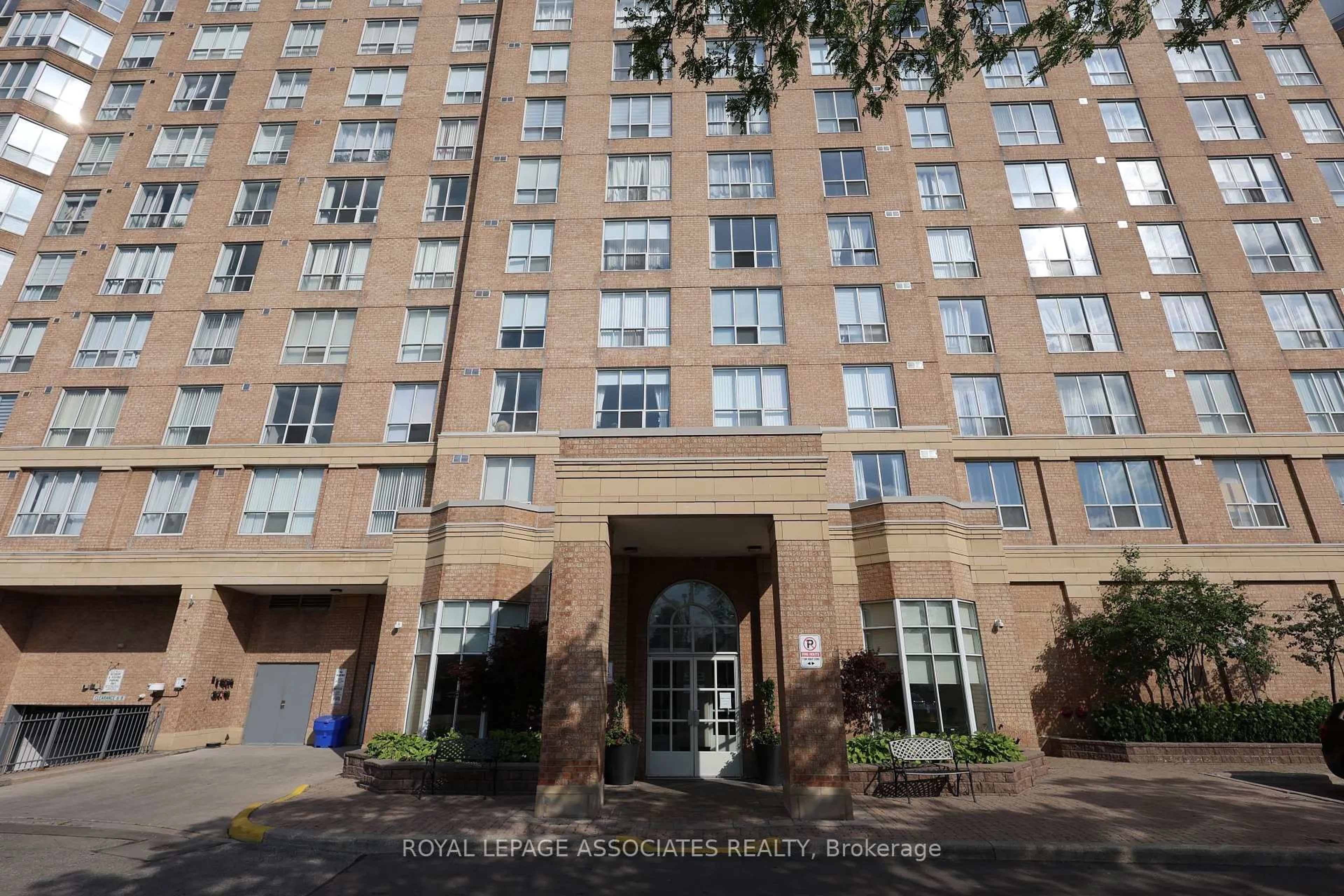 Indoor foyer for 21 Overlea Blvd #208, Toronto Ontario M4H 1P2