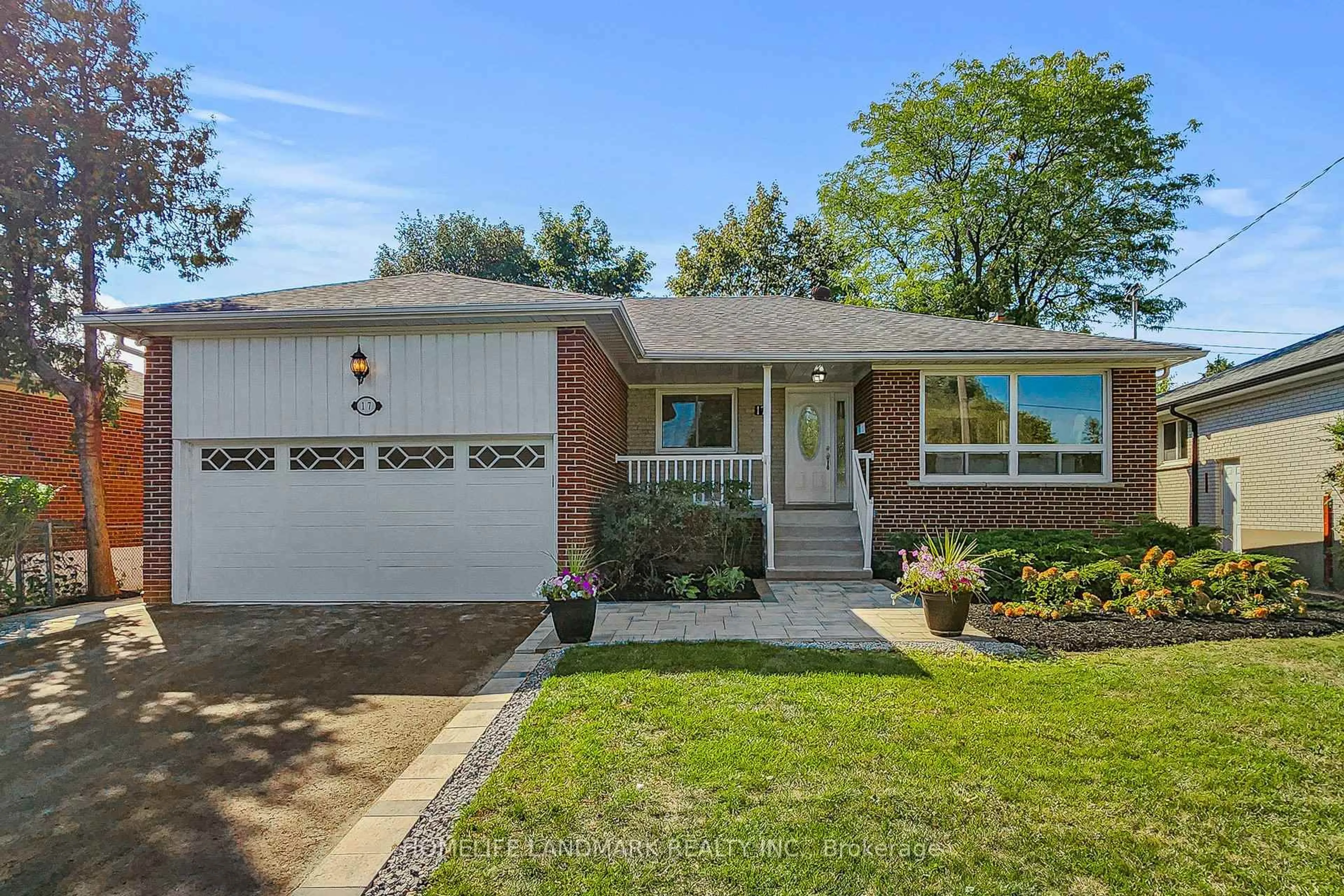 Home with vinyl exterior material, street for 17 Oldborough Circ, Toronto Ontario M2J 3A1