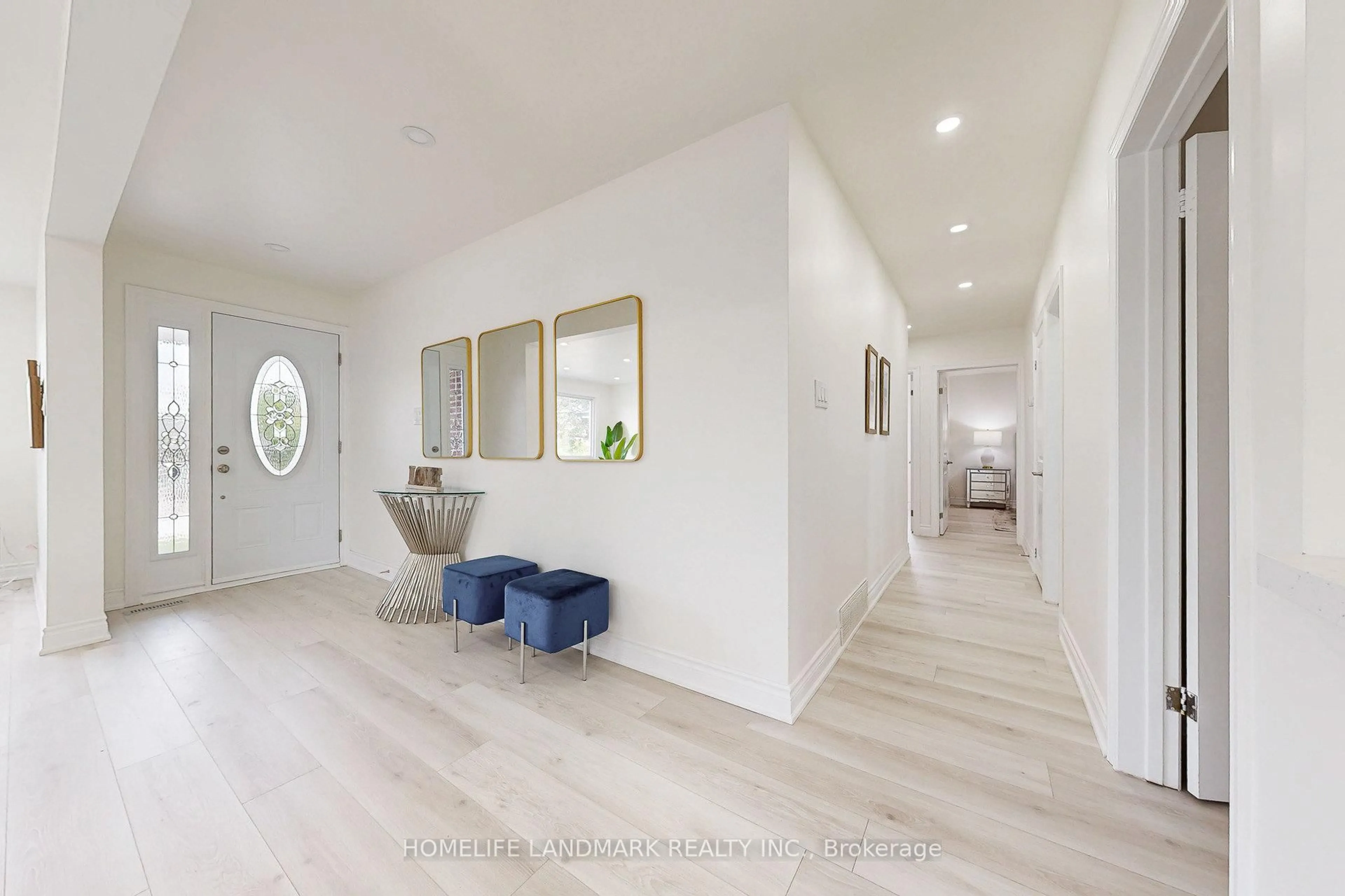 Indoor entryway for 17 Oldborough Circ, Toronto Ontario M2J 3A1