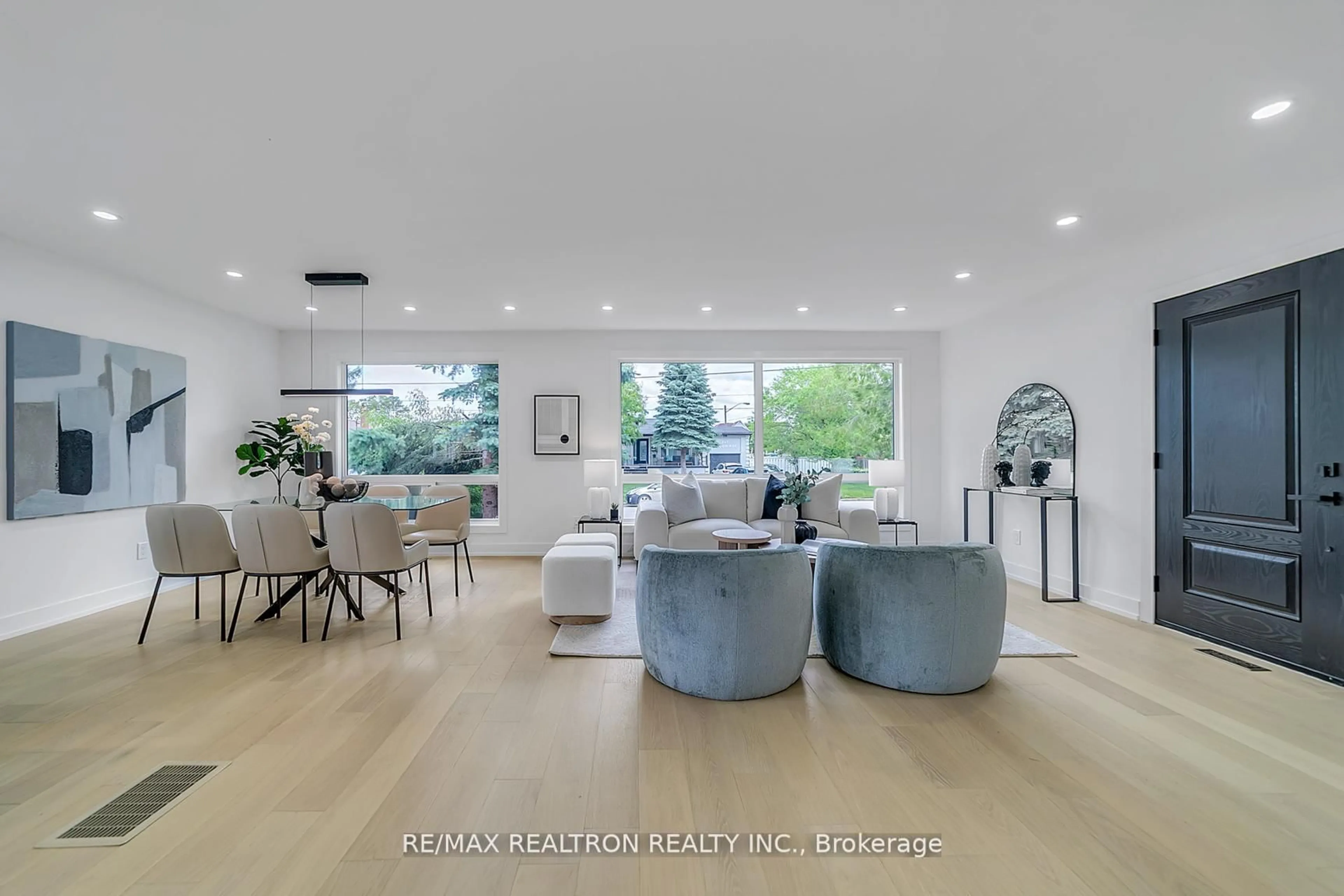 Living room with furniture, unknown for 250 Acton Ave, Toronto Ontario M3H 4J1
