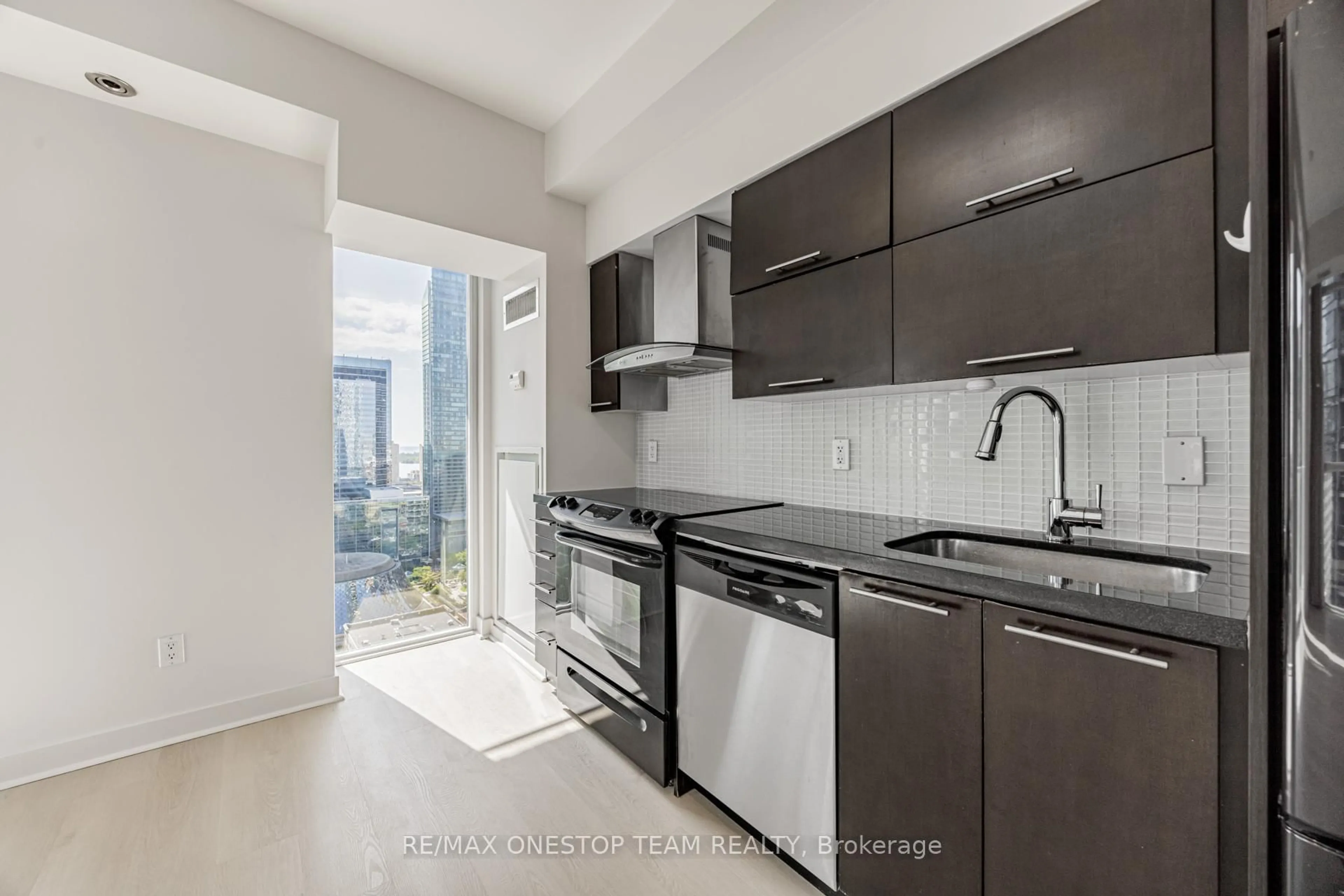 Standard kitchen, unknown for 126 Simcoe St #2608, Toronto Ontario M5H 4E6