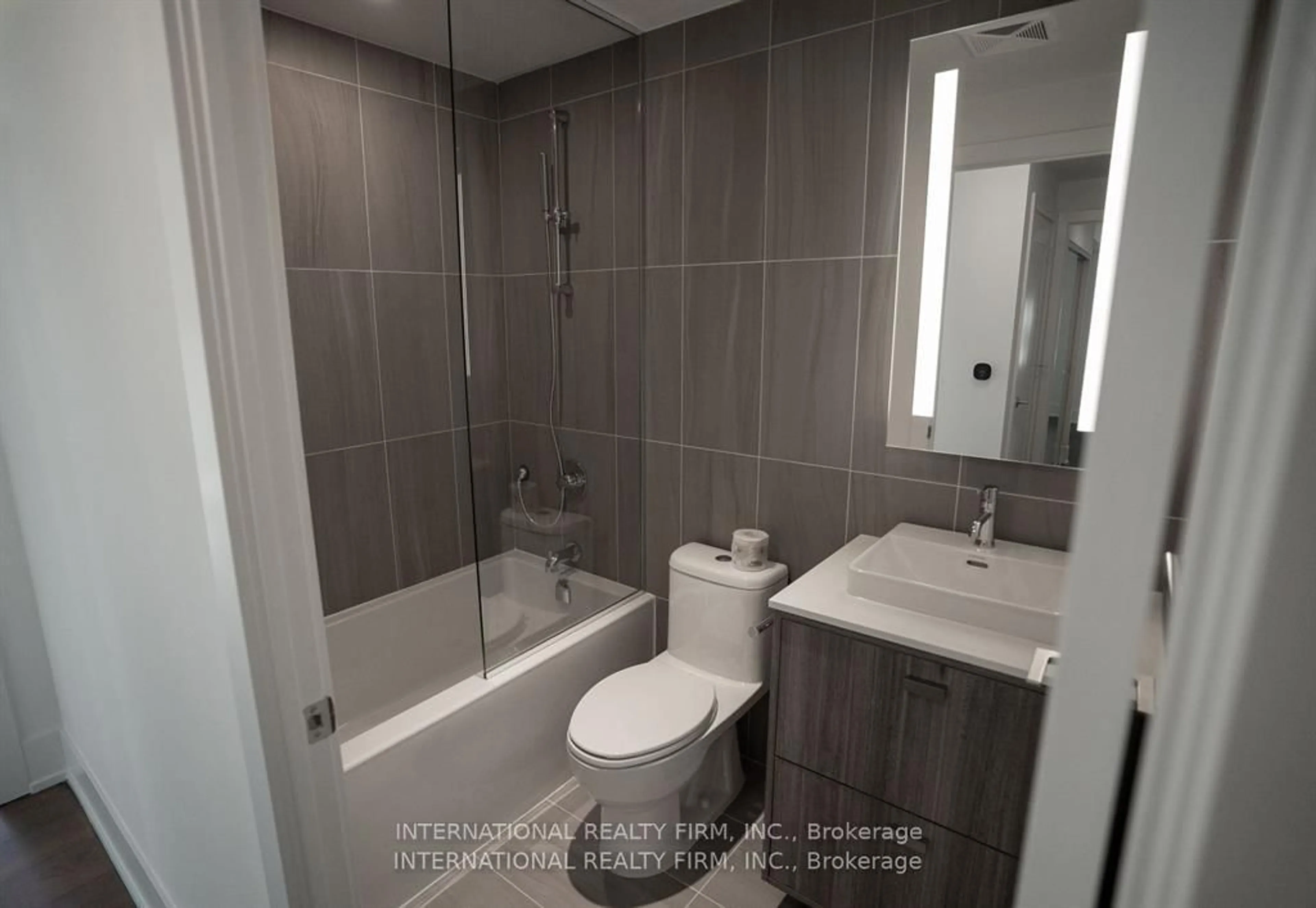 Standard bathroom, ceramic/tile floor for 480 FRONT St #1714, Toronto Ontario M5V 0V5