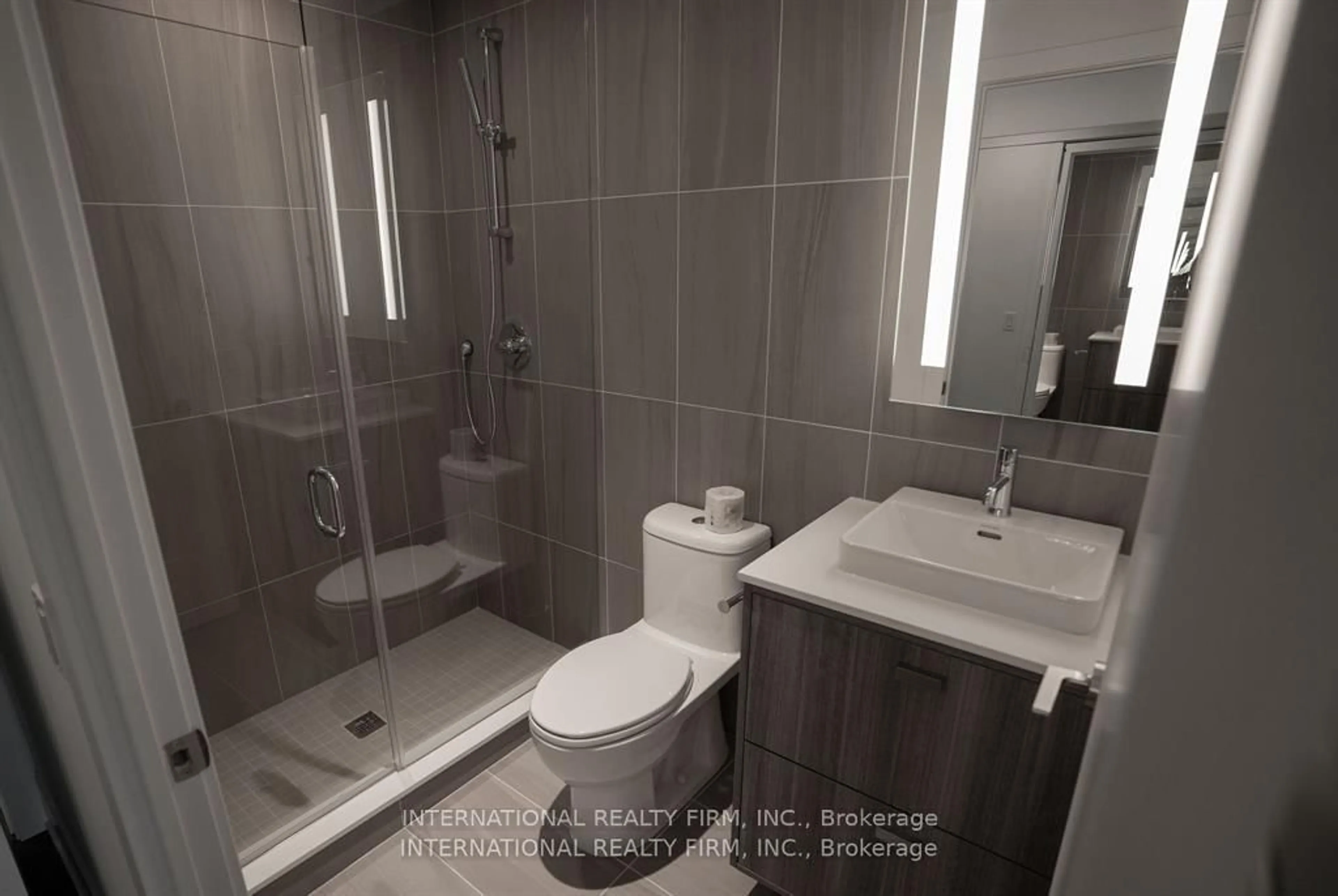Standard bathroom, ceramic/tile floor for 480 FRONT St #1714, Toronto Ontario M5V 0V5