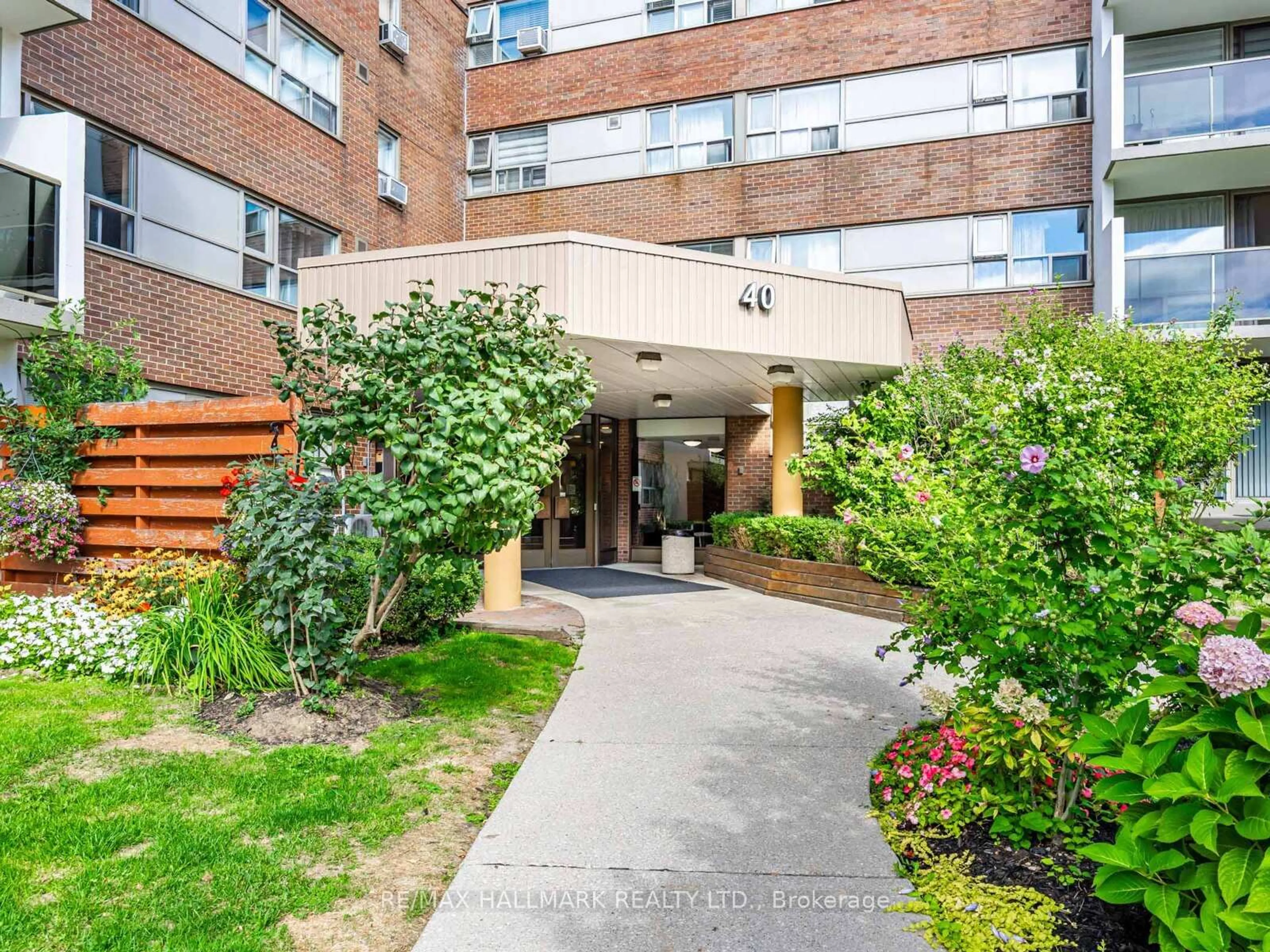 Indoor foyer for 40 Sunrise Ave #104, Toronto Ontario M4A 2R4