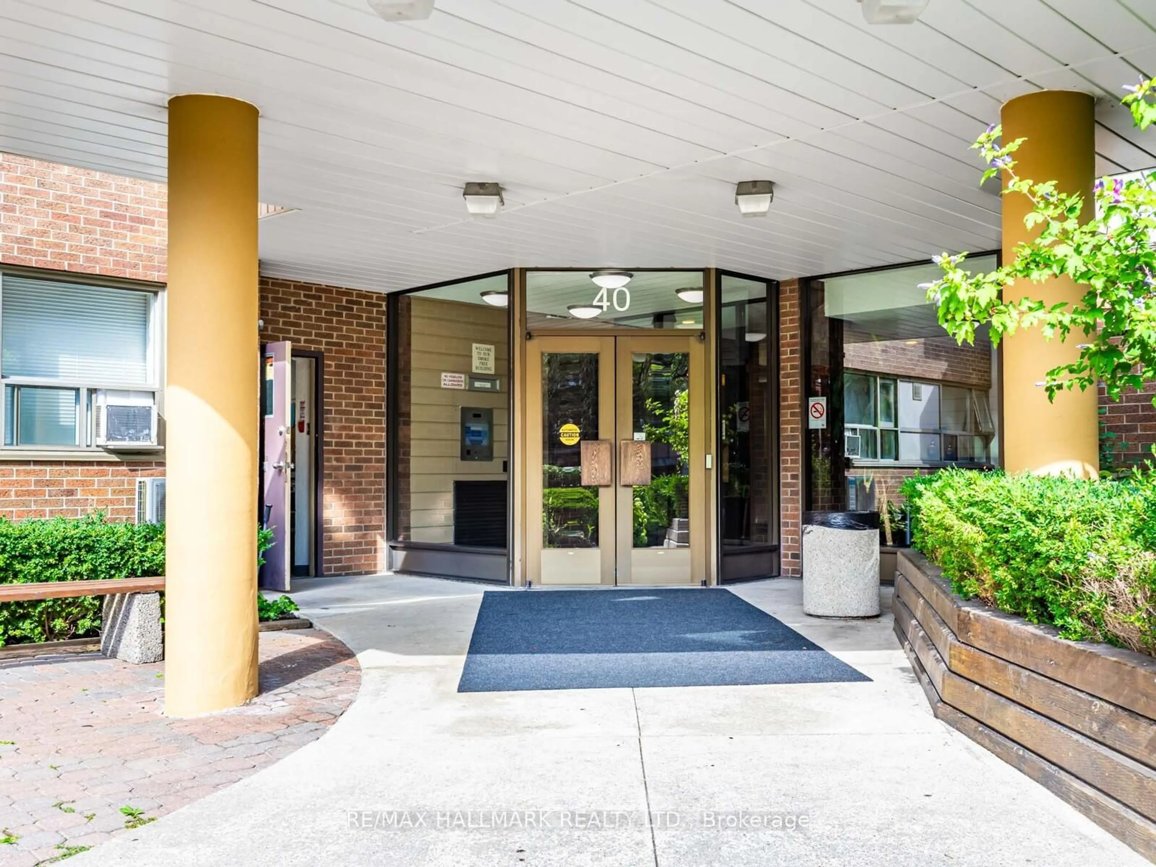 Indoor foyer for 40 Sunrise Ave #104, Toronto Ontario M4A 2R4