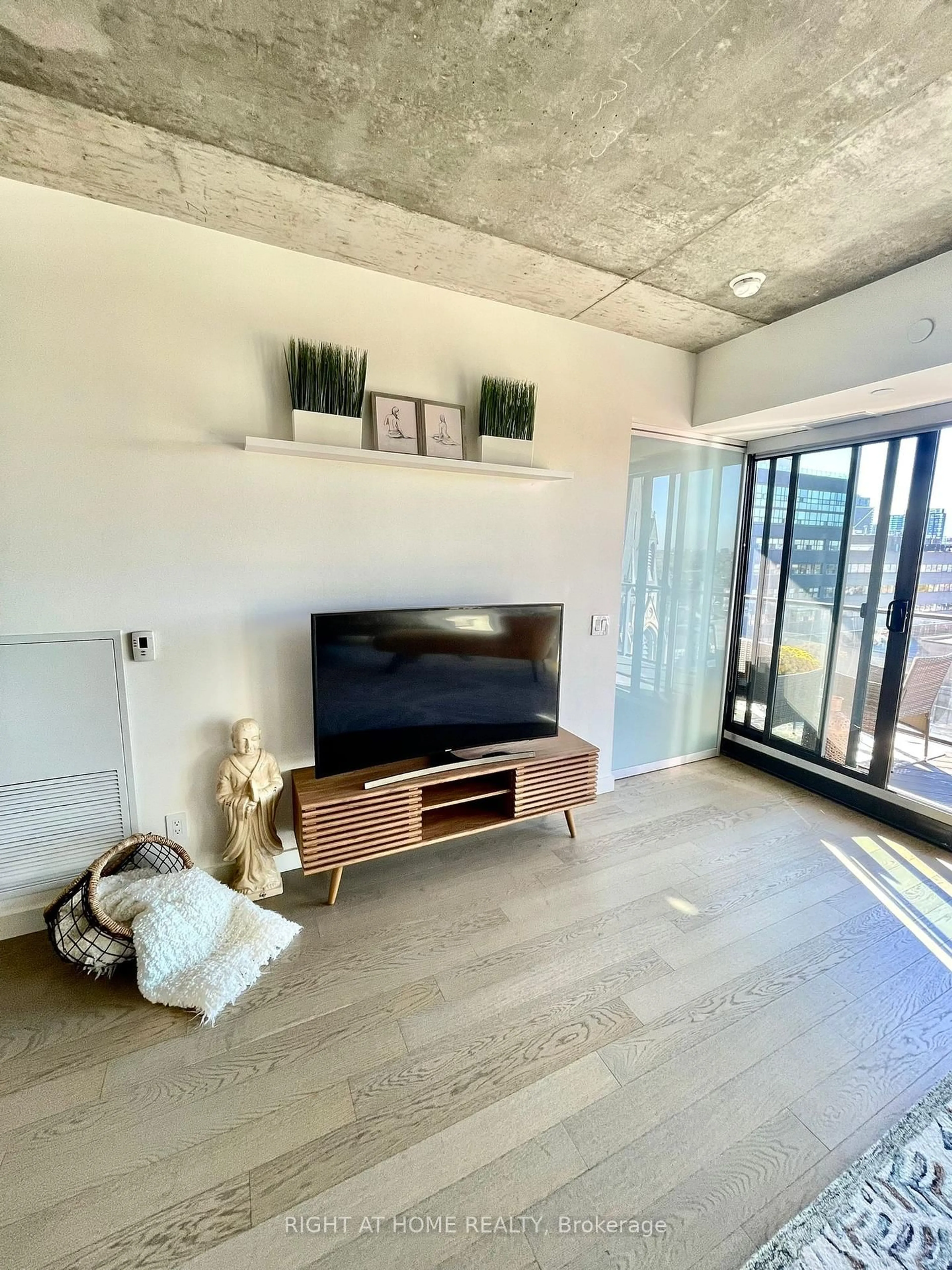 Living room with furniture, unknown for 111 Bathurst St #1205, Toronto Ontario M5V 2R1