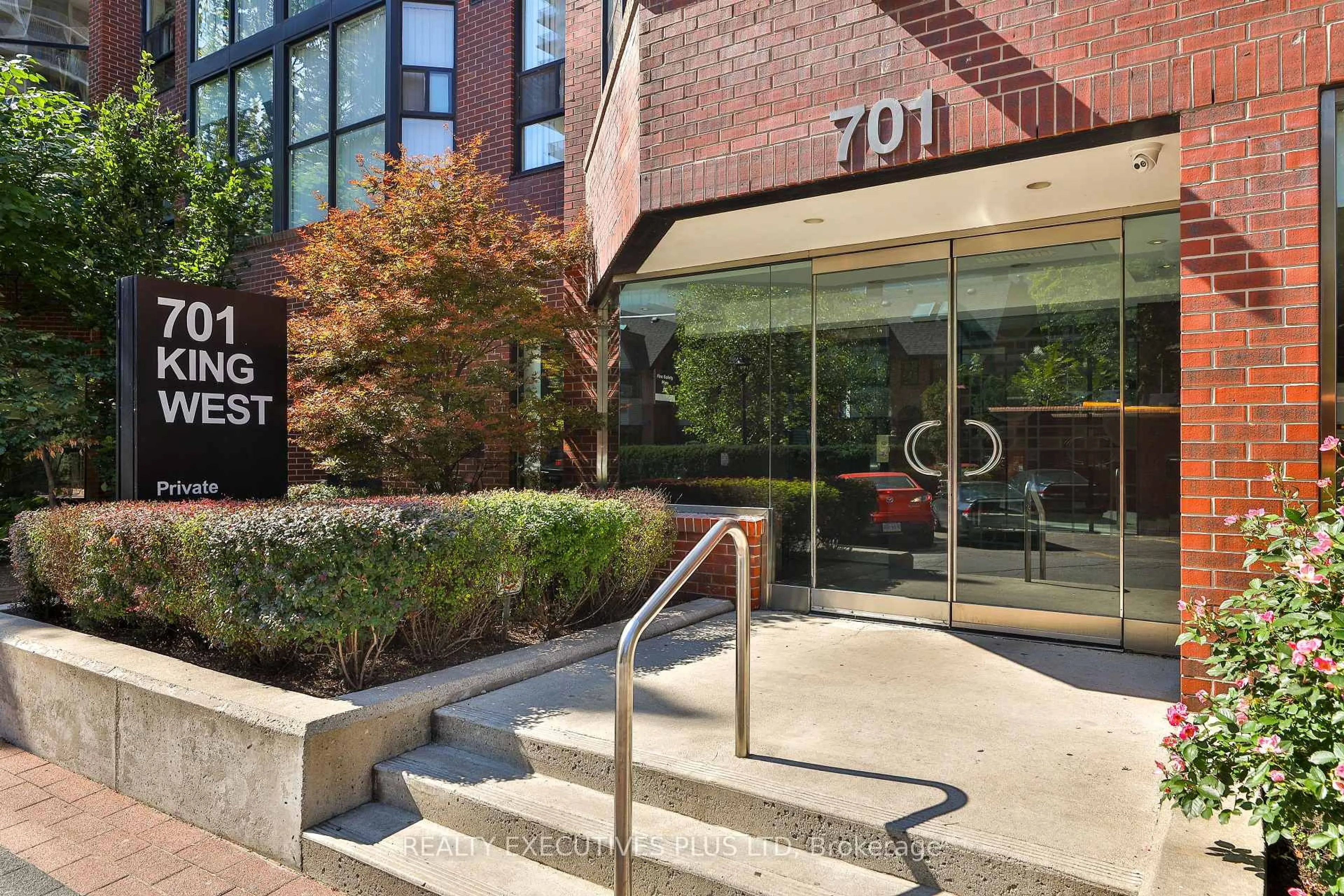 Indoor foyer for 701 King St #811, Toronto Ontario M5V 2W7