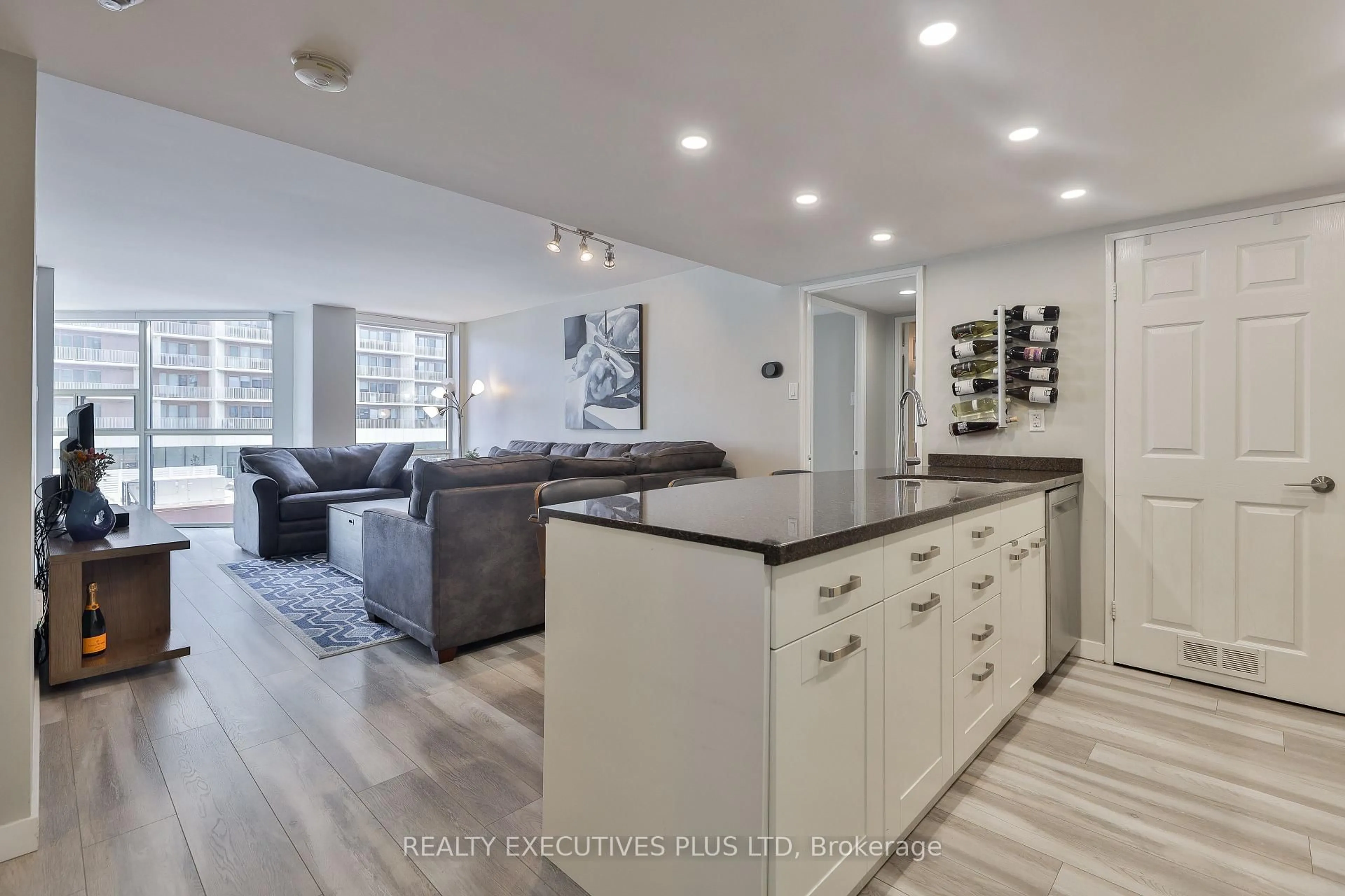 Open concept kitchen, unknown for 701 King St #811, Toronto Ontario M5V 2W7