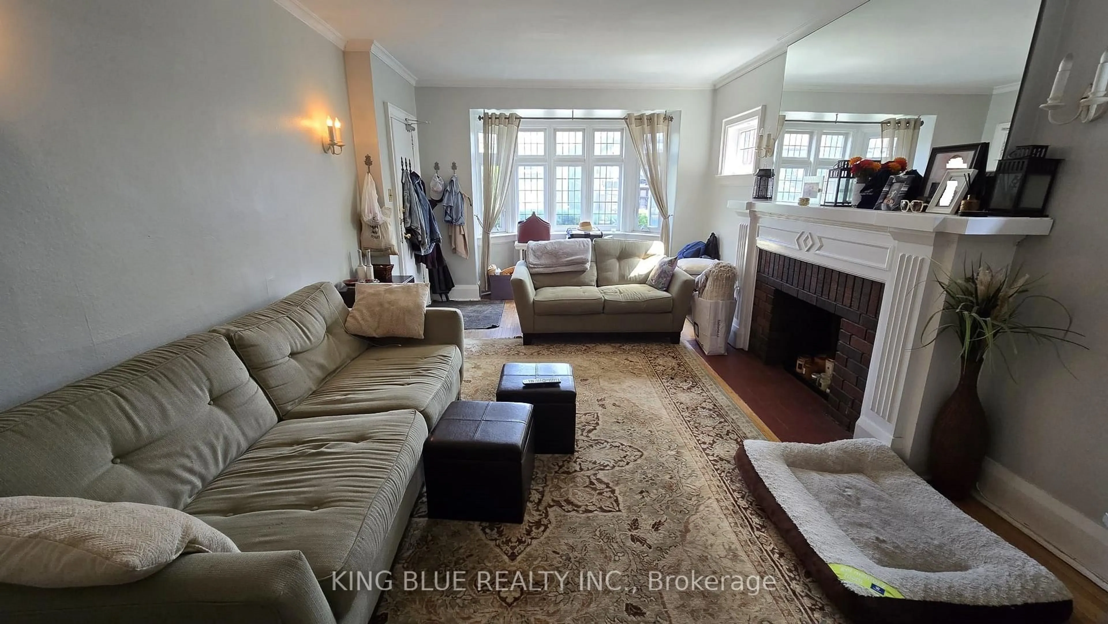 Living room with furniture, unknown for 144 Highbourne Rd, Toronto Ontario M5P 2J7