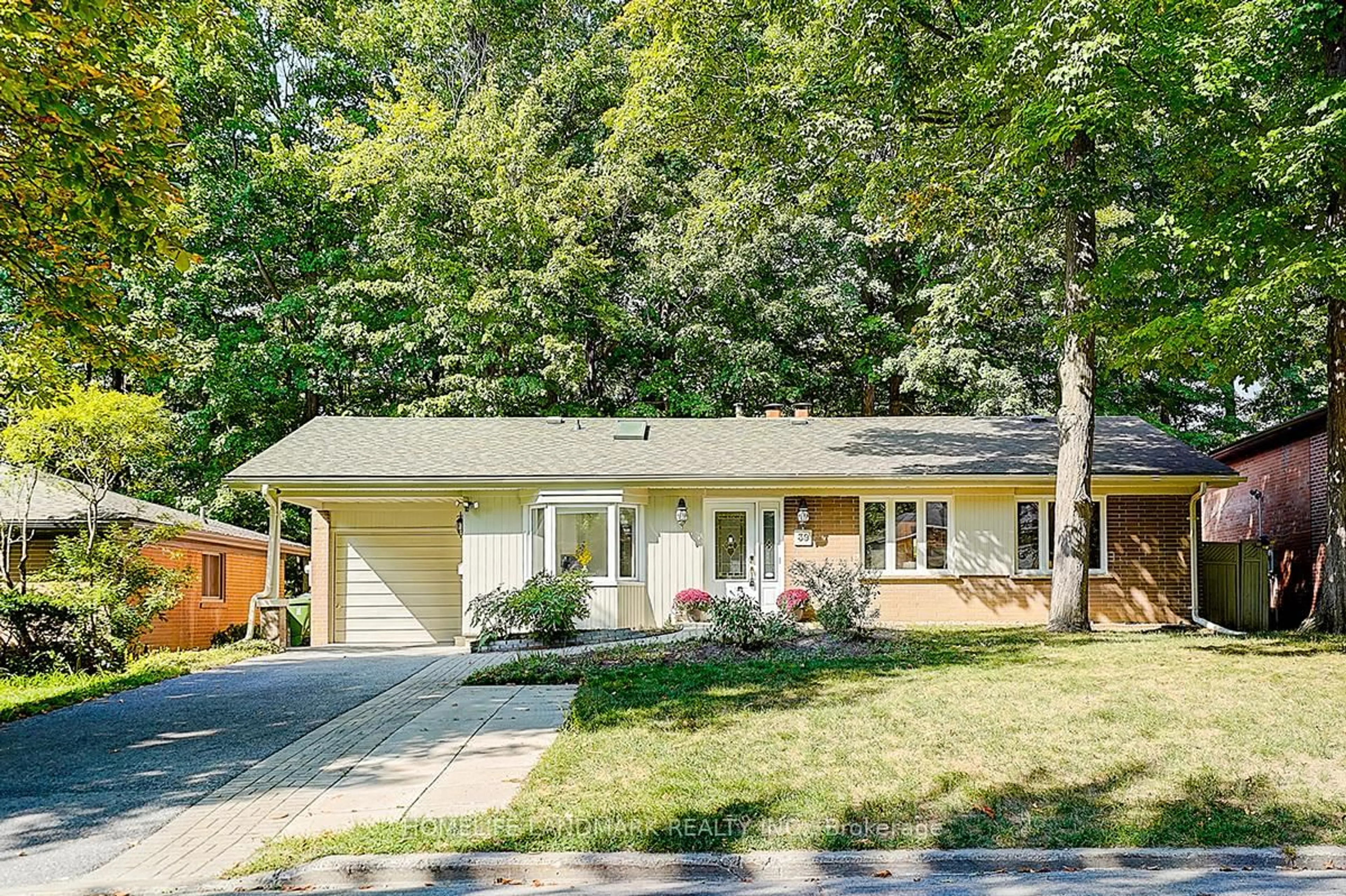Home with vinyl exterior material, street for 39 Sagebrush Lane, Toronto Ontario M3A 1X4