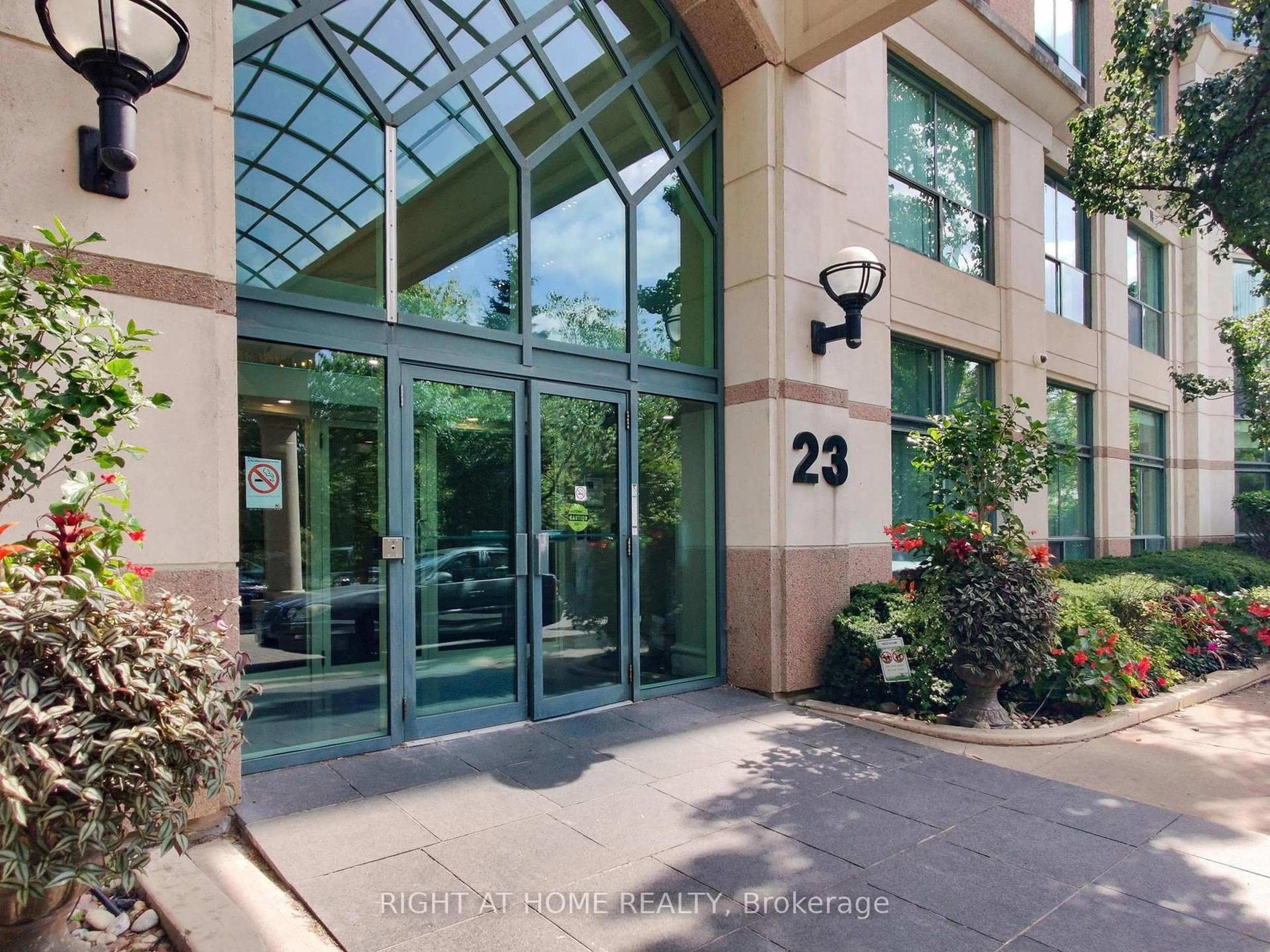 Indoor foyer for 23 Lorraine Dr #1913, Toronto Ontario M2N 6Z6
