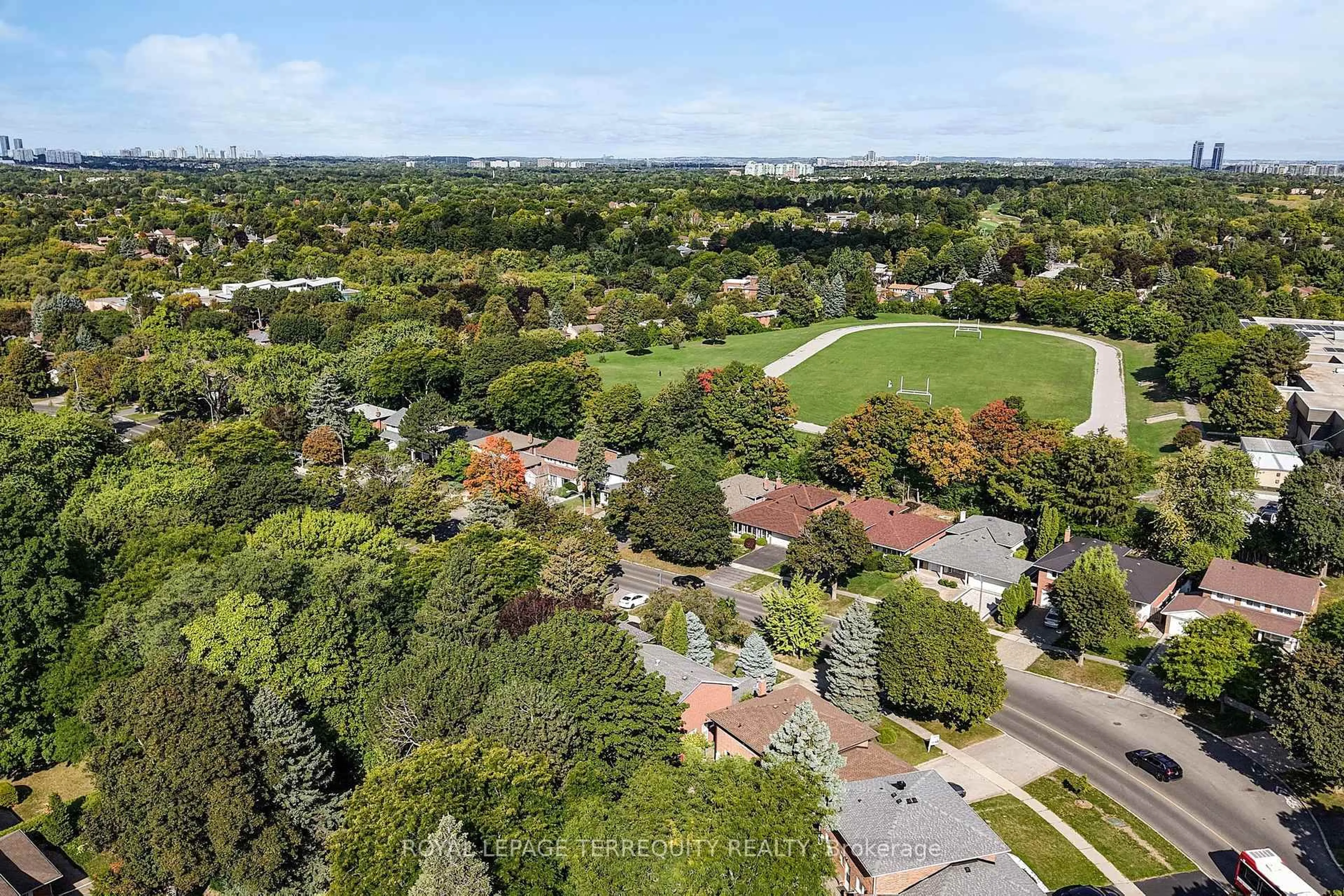 A pic from outside/outdoor area/front of a property/back of a property/a pic from drone, street for 6 Tepee Crt, Toronto Ontario M2J 3A9