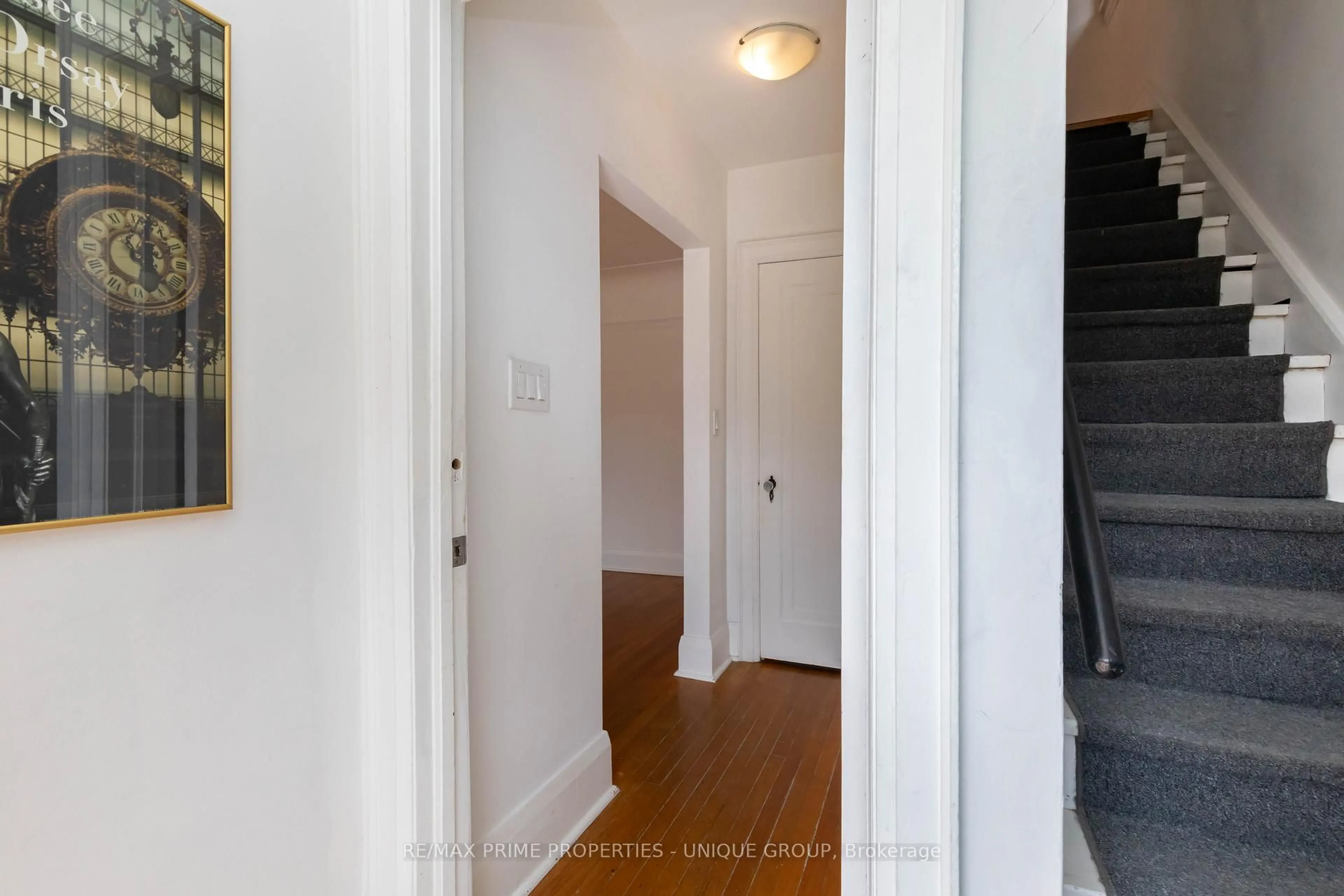Indoor entryway for 66 Burnaby Blvd, Toronto Ontario M5N 1G4