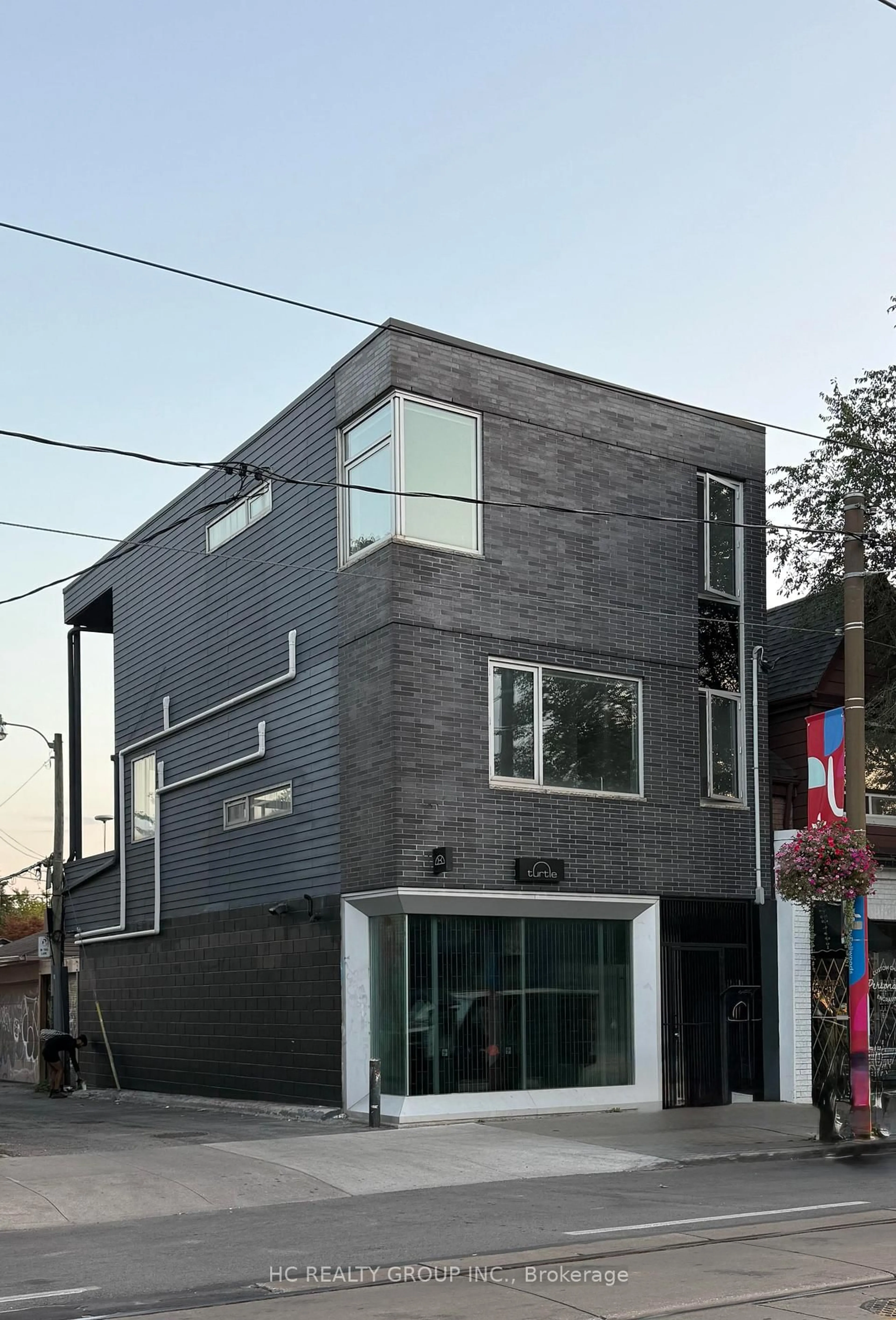 Home with brick exterior material, building for 899 Dundas St, Toronto Ontario M6J 1V9